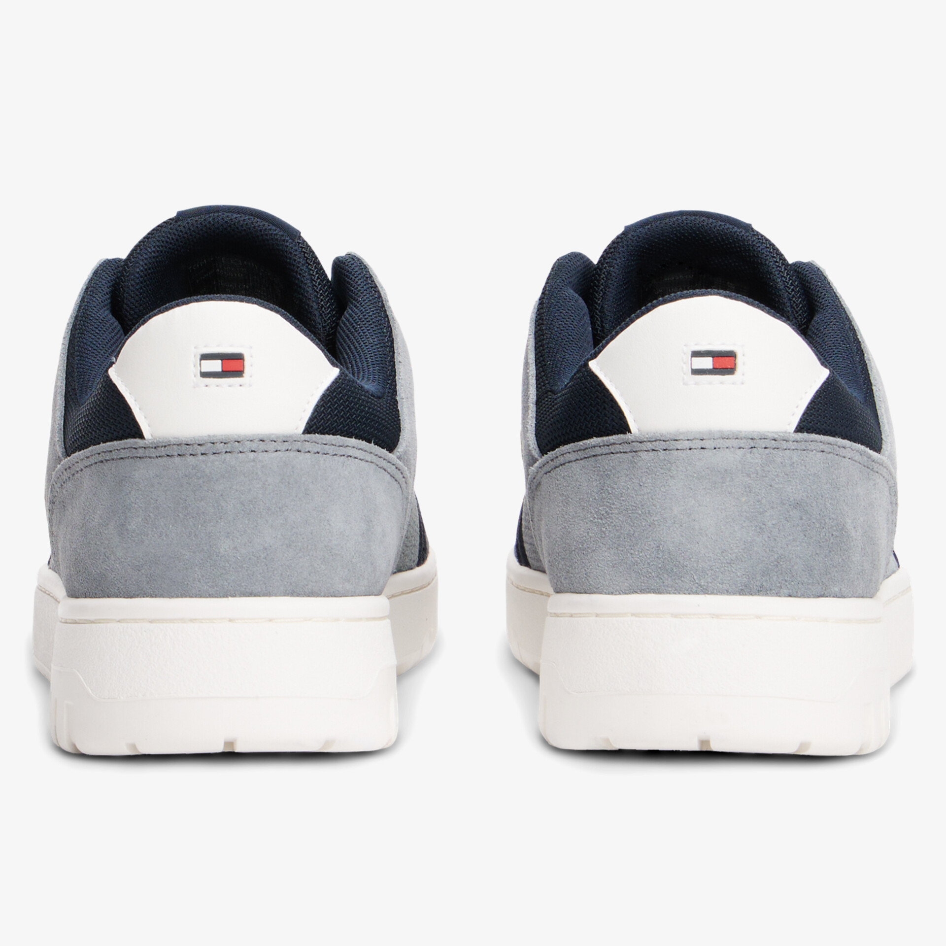 Rückansicht sportlicher bequemer Sneaker mit gepolstertem Schaft und robuster Sohle