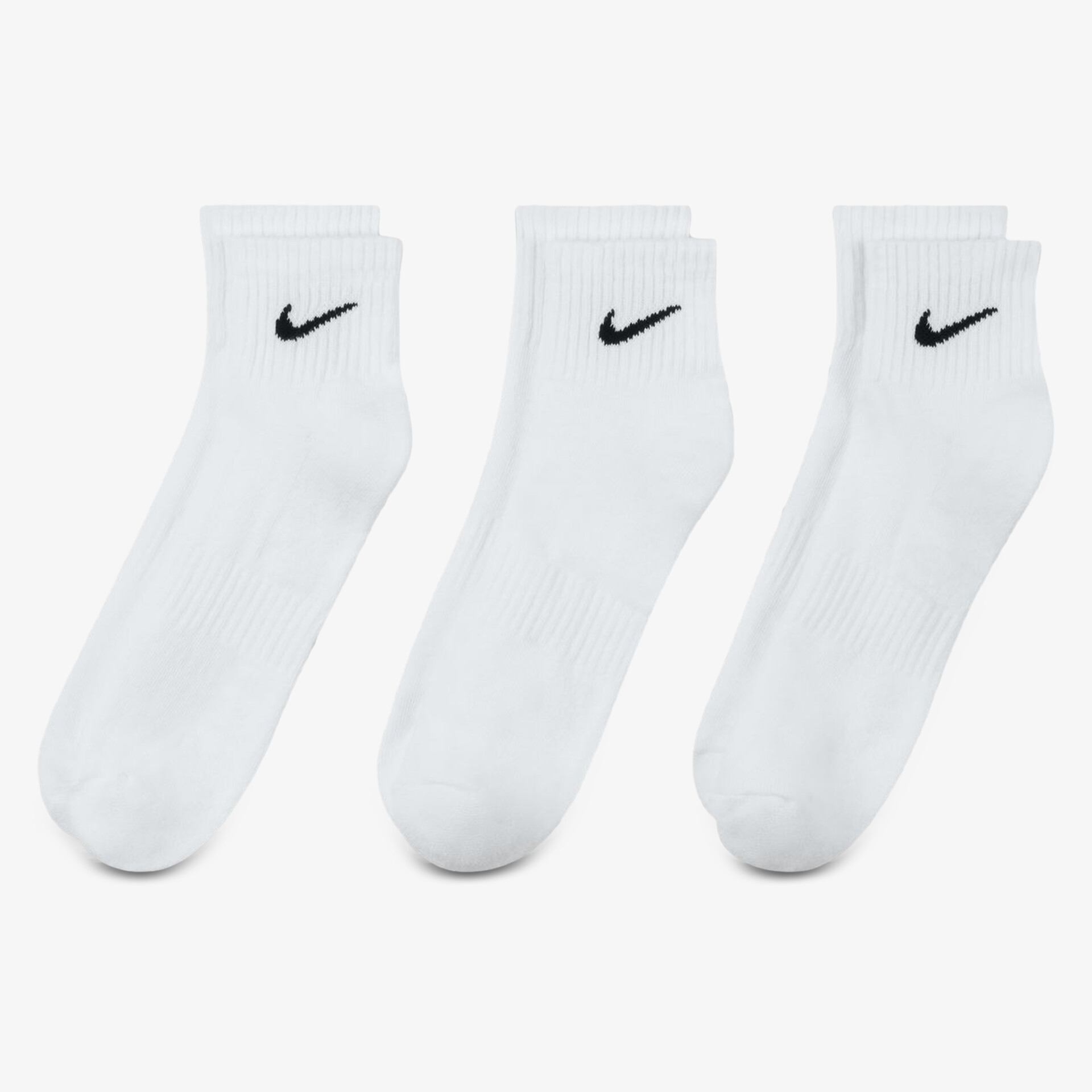 Drei weiße Socken mit schwarzem Logo, atmungsaktiv und komfortabel für sportliche Aktivitäten