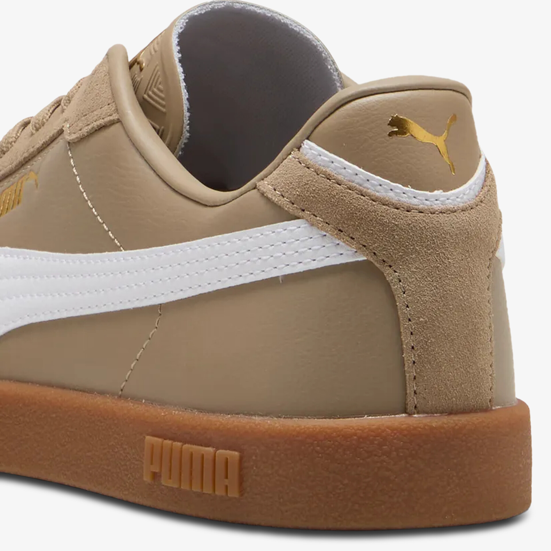 Beiger Puma Sneaker mit Wildleder-Detail und brauner gumminsohle, sportlich und stylisch gestaltet