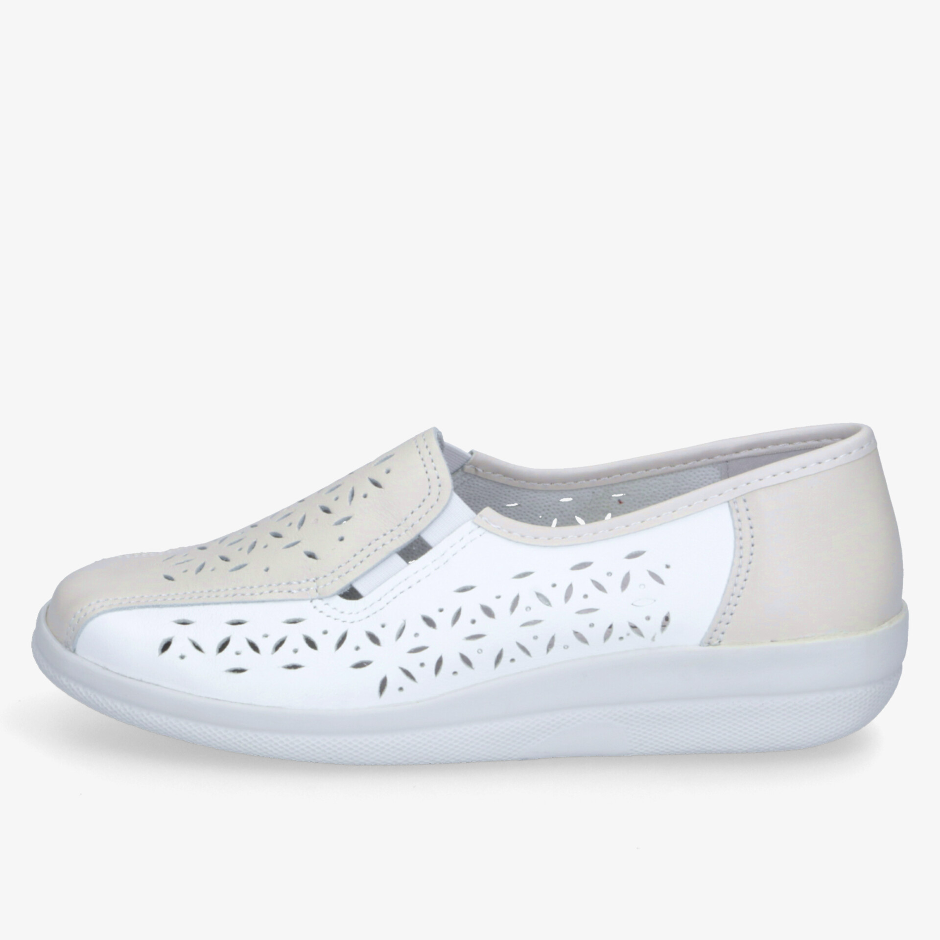 Bequemer leichter weißer Slipper mit atmungsaktiven Einsätzen und flexibler, rutschfester Sohle seitlich sichtbar