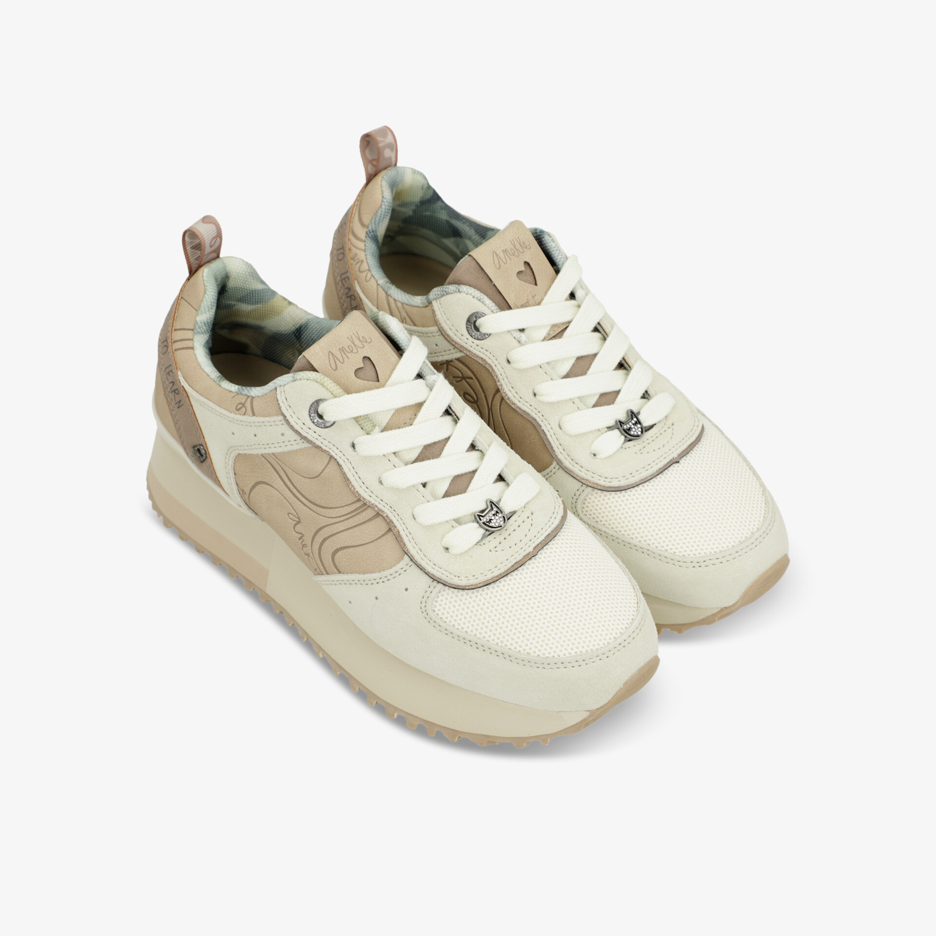 Beige Sneaker Paar in schräger Frontalansicht mit modernem Design, leichter und bequemer Passform