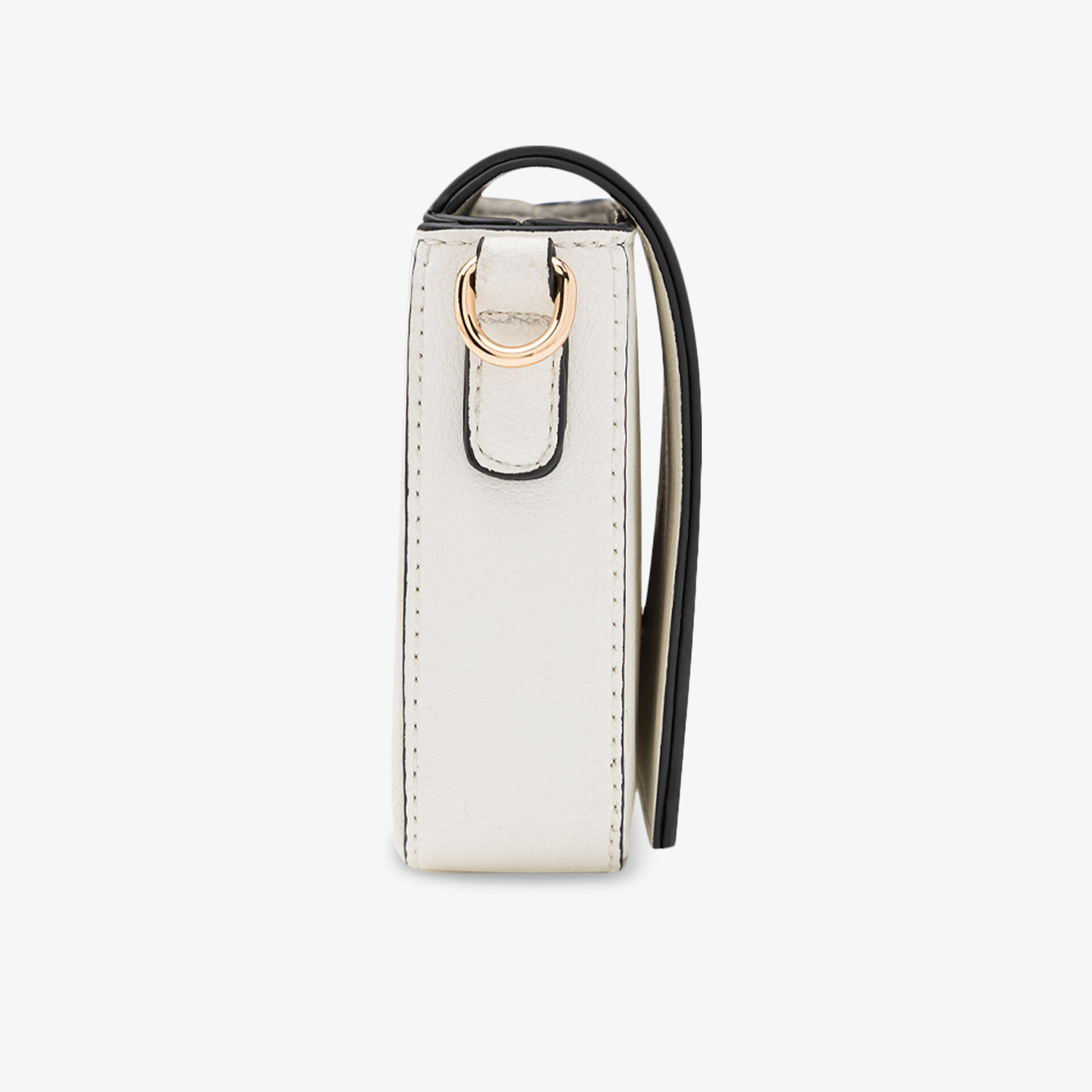 Seitenansicht einer eleganten weißen Ledertasche mit kompakter Form und goldfarbenem Verschluss