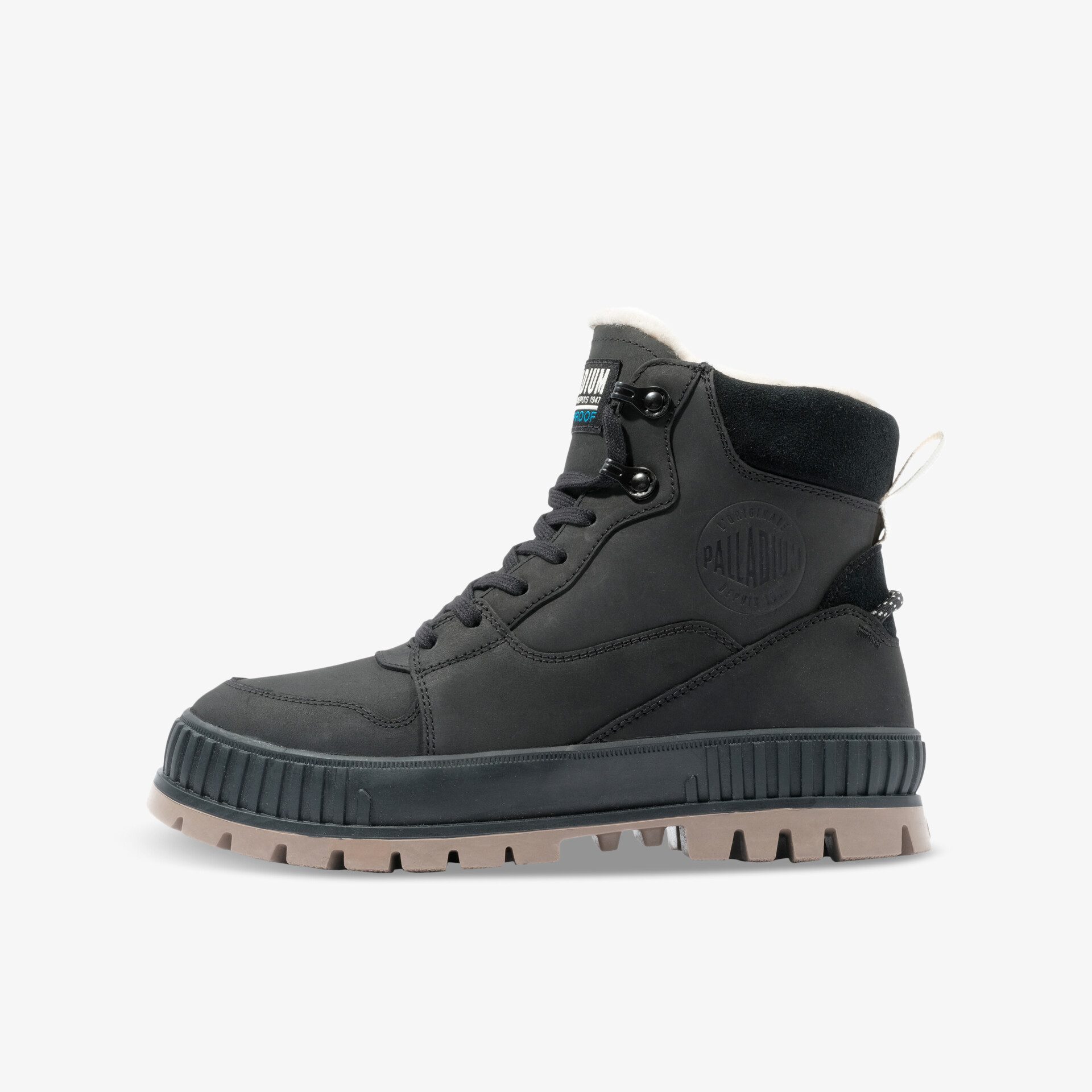 Schwarzer robuster Winterstiefel mit gepolstertem Kragen und profilierter Sohle, ideal für kalte und nasse Bedingungen