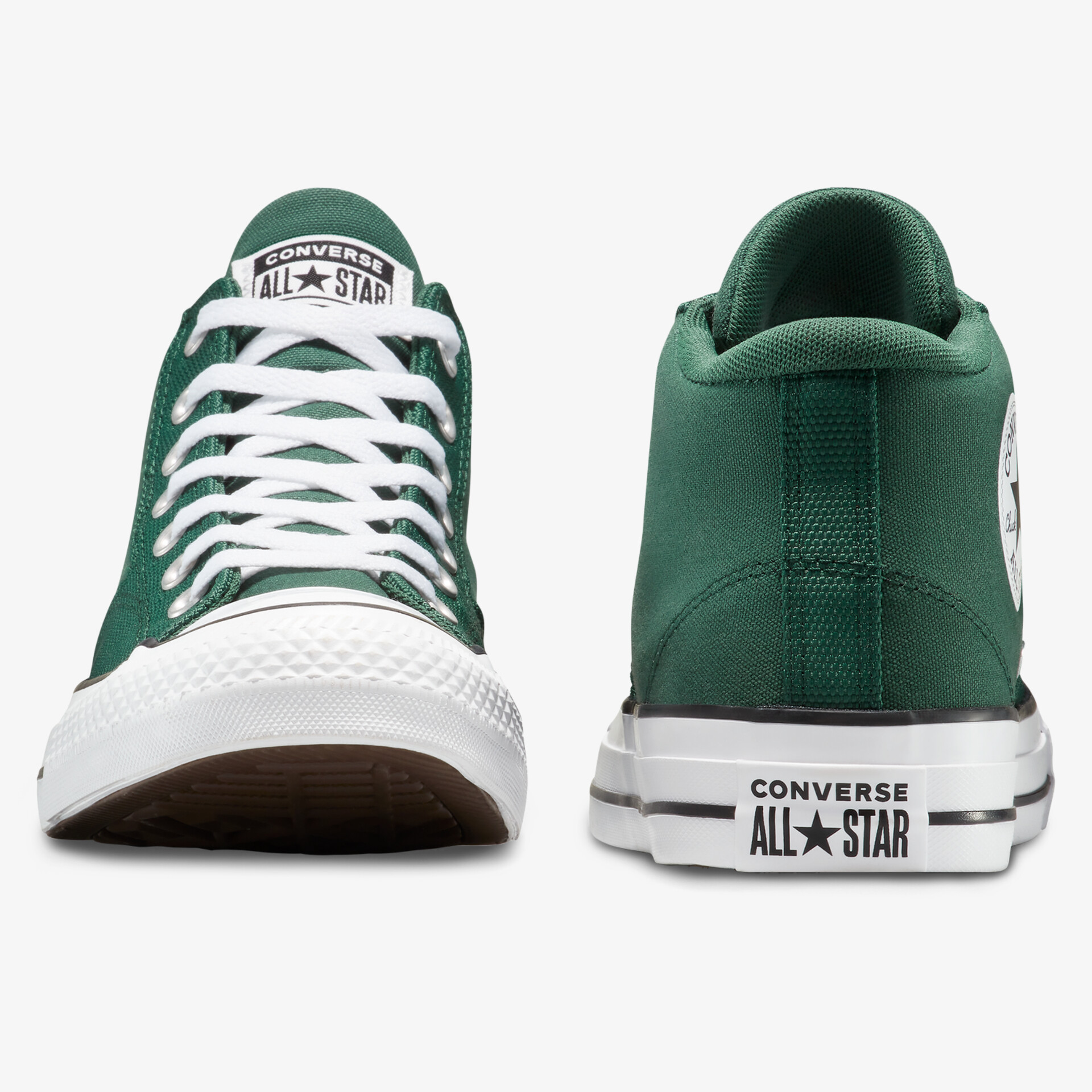 Grüner Sneaker mit weißer Gummisohle und Frontansicht, klassisches Design mit Schnürung