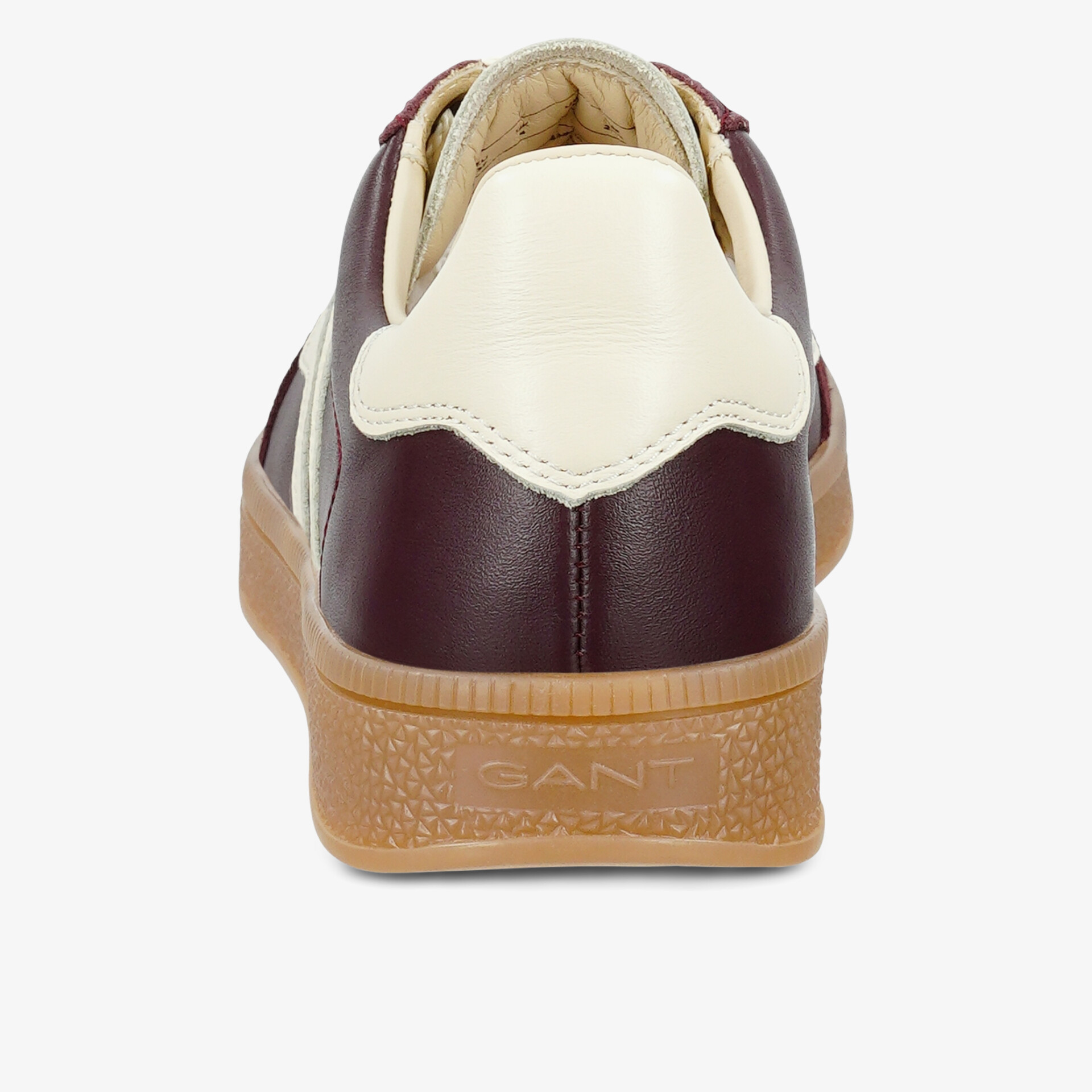 Rückansicht eines hochwertigen Sneakers mit robuster brauner Gummisohle und cremefarbenem Lederabsatz