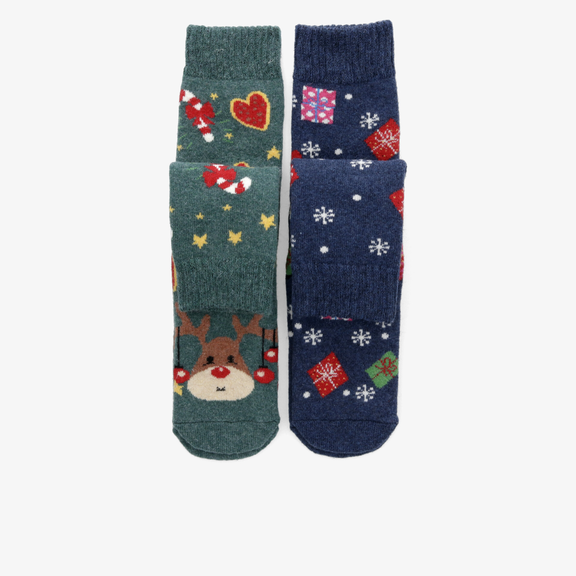 Gemütliche weihnachtliche Stricksocken mit Rentier- und Geschenk-Motiven in buntem, warmem Design als Paar
