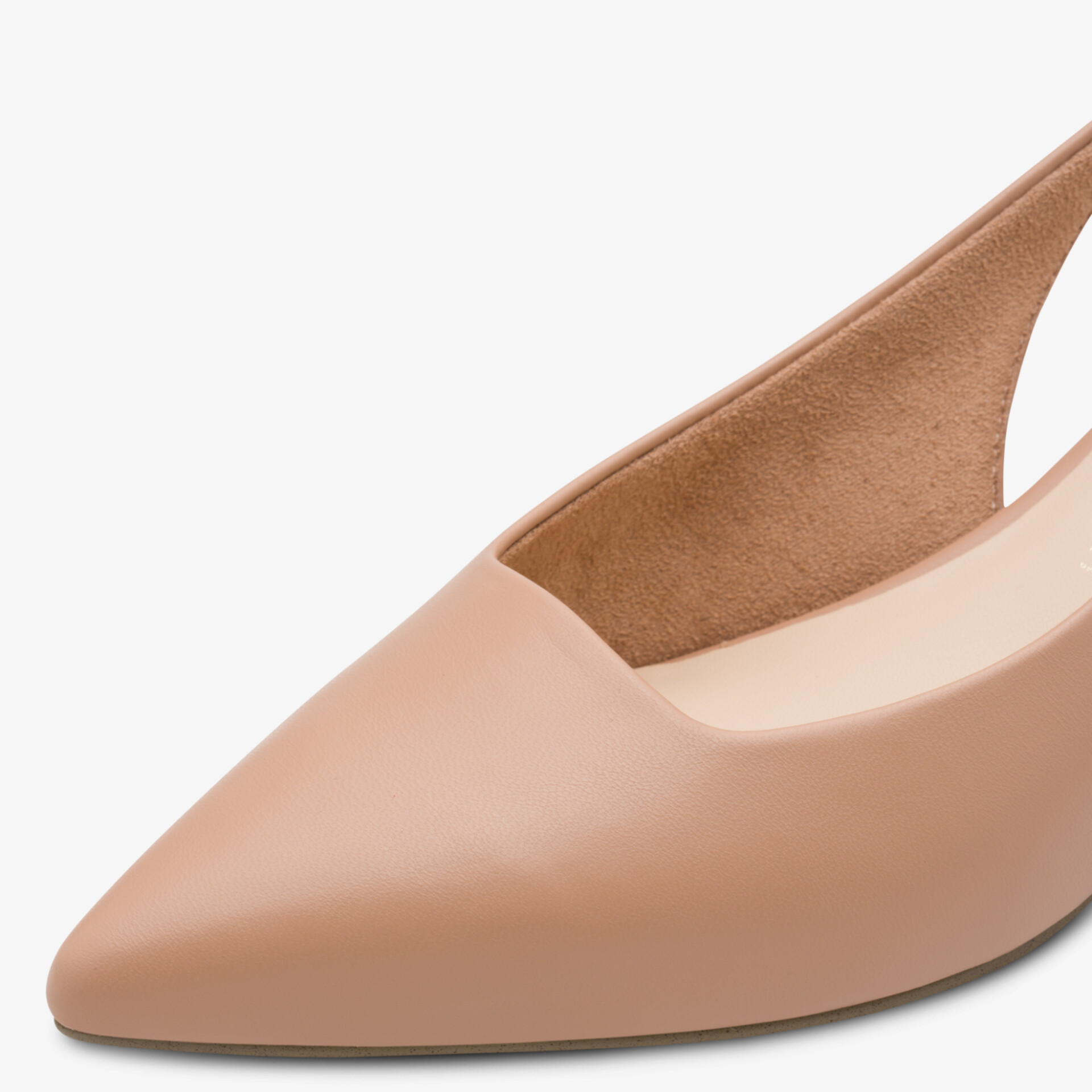 Eleganter spitzer Schuh in Nude mit glatter, feiner Oberfläche und hochwertiger Verarbeitung