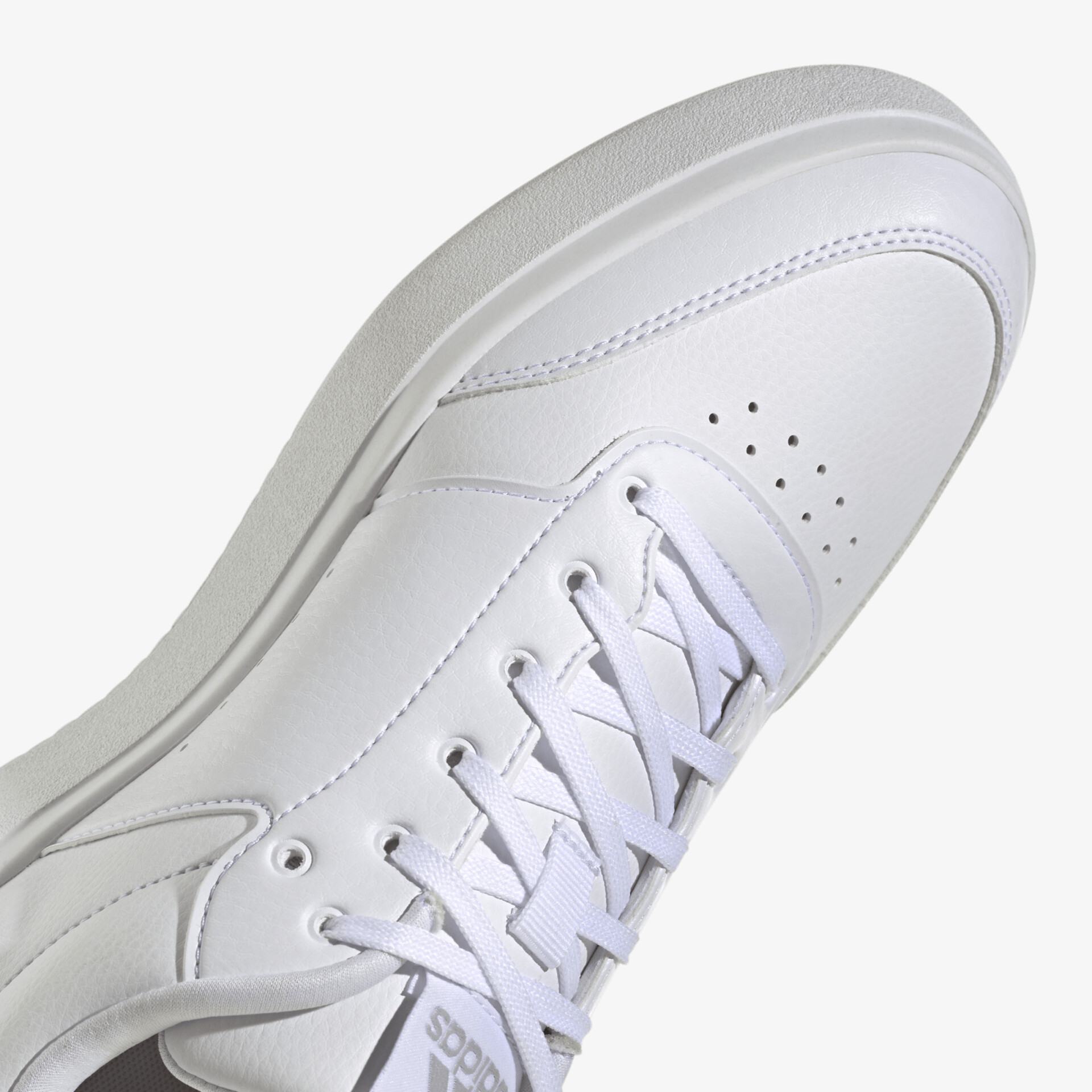 Moderner Sneaker mit eleganter Lederoberfläche und stilvollem Designdetail für maximalen Komfort