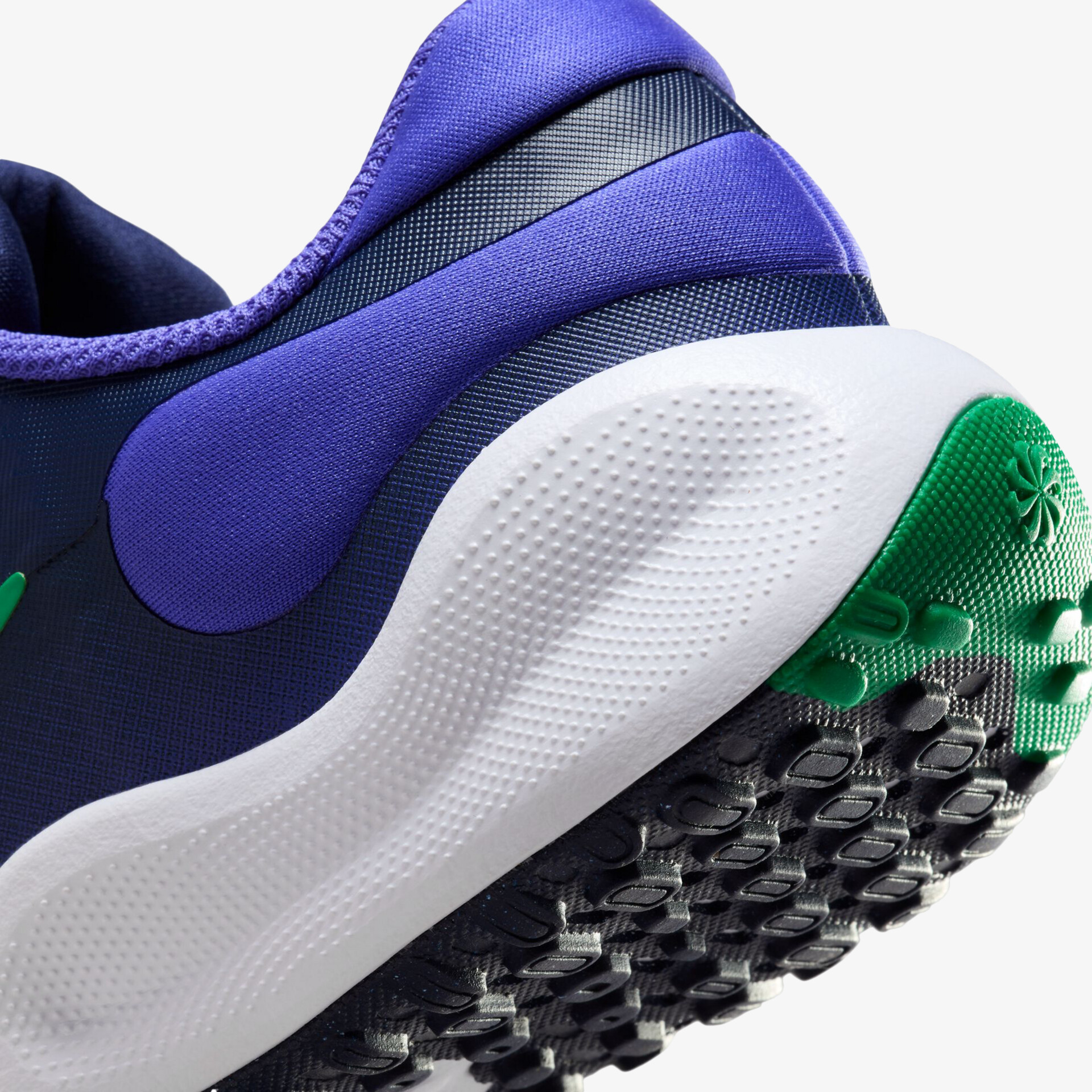 Moderner Sportschuh mit rutschfester Sohle und auffälligen Farben für optimalen Halt und Komfort.