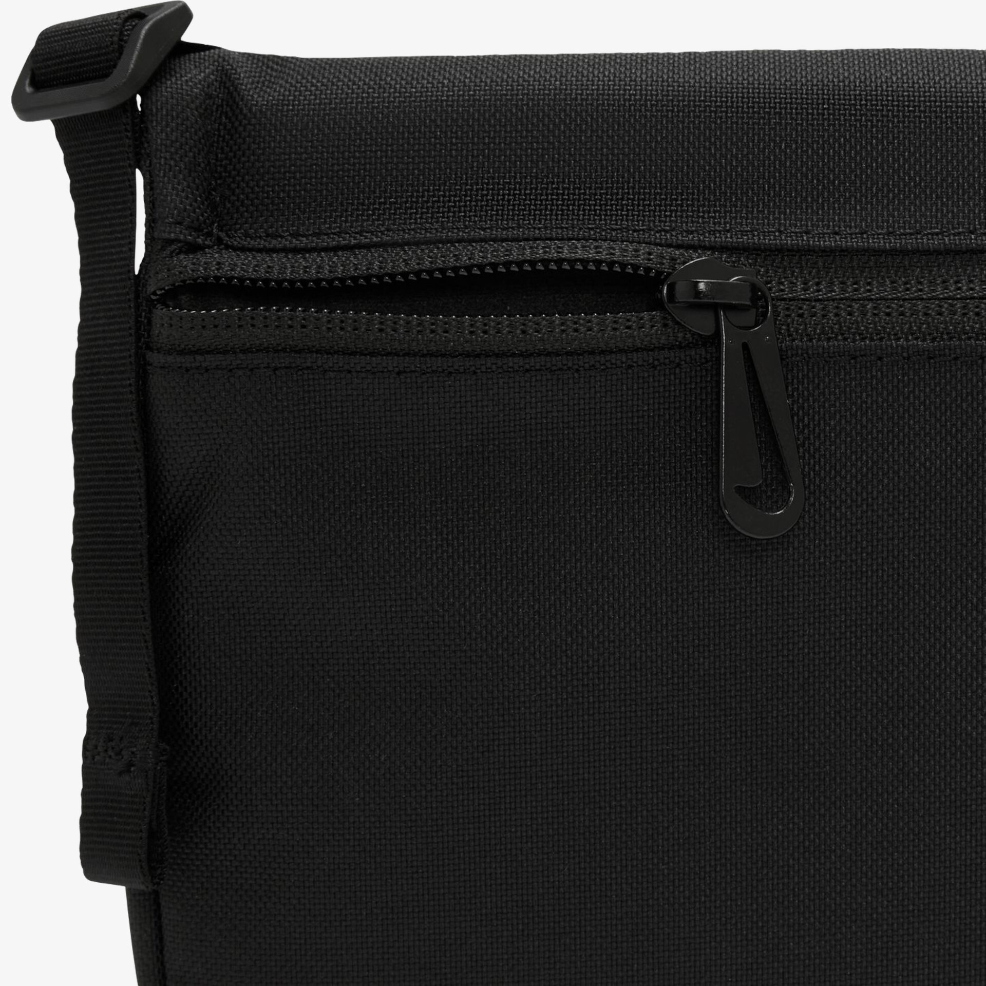 Schwarze kompakte Umhängetasche mit Reißverschlussfach, robustes Material, ideal für den Alltag