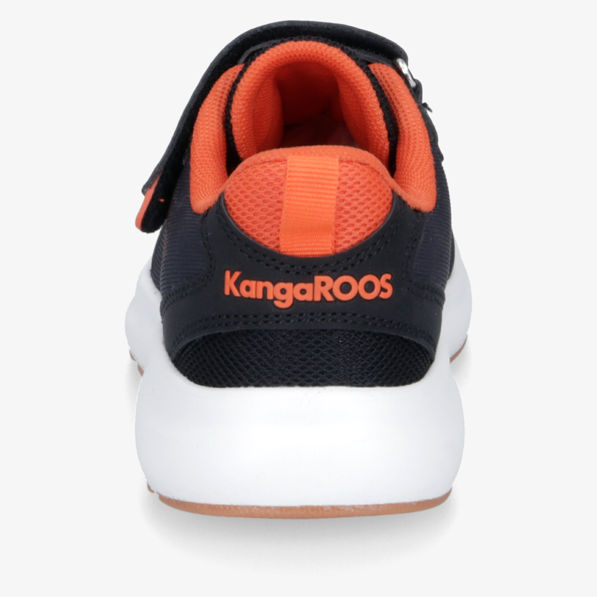 Sportlicher KangaROOS Schuh in Rückansicht mit gepolstertem Kragen und weißer dicker Sohle für hohen Tragekomfort