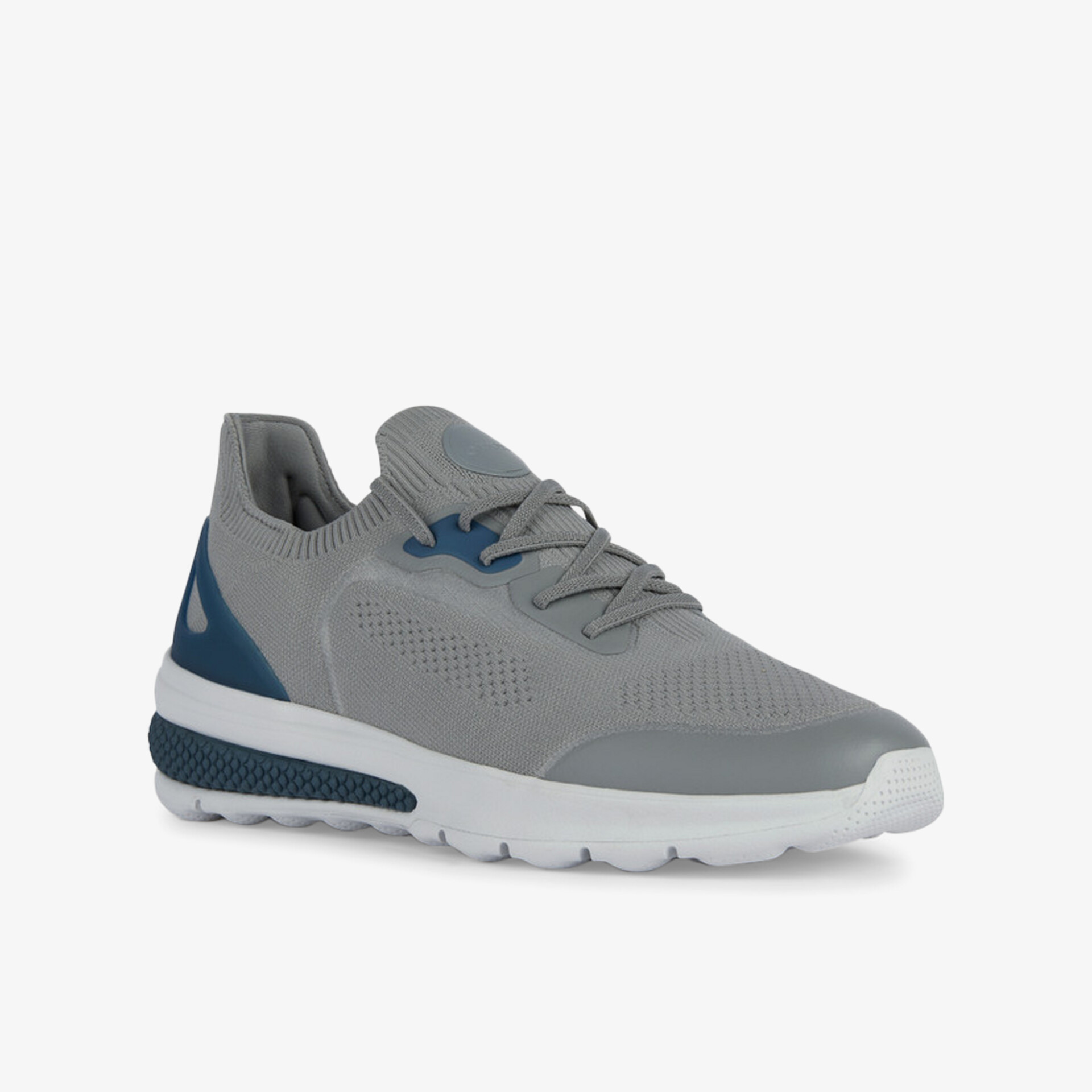 Grauer Sneaker mit weißer Sohle, blauen Akzenten und atmungsaktivem Obermaterial in sportlichem Design.