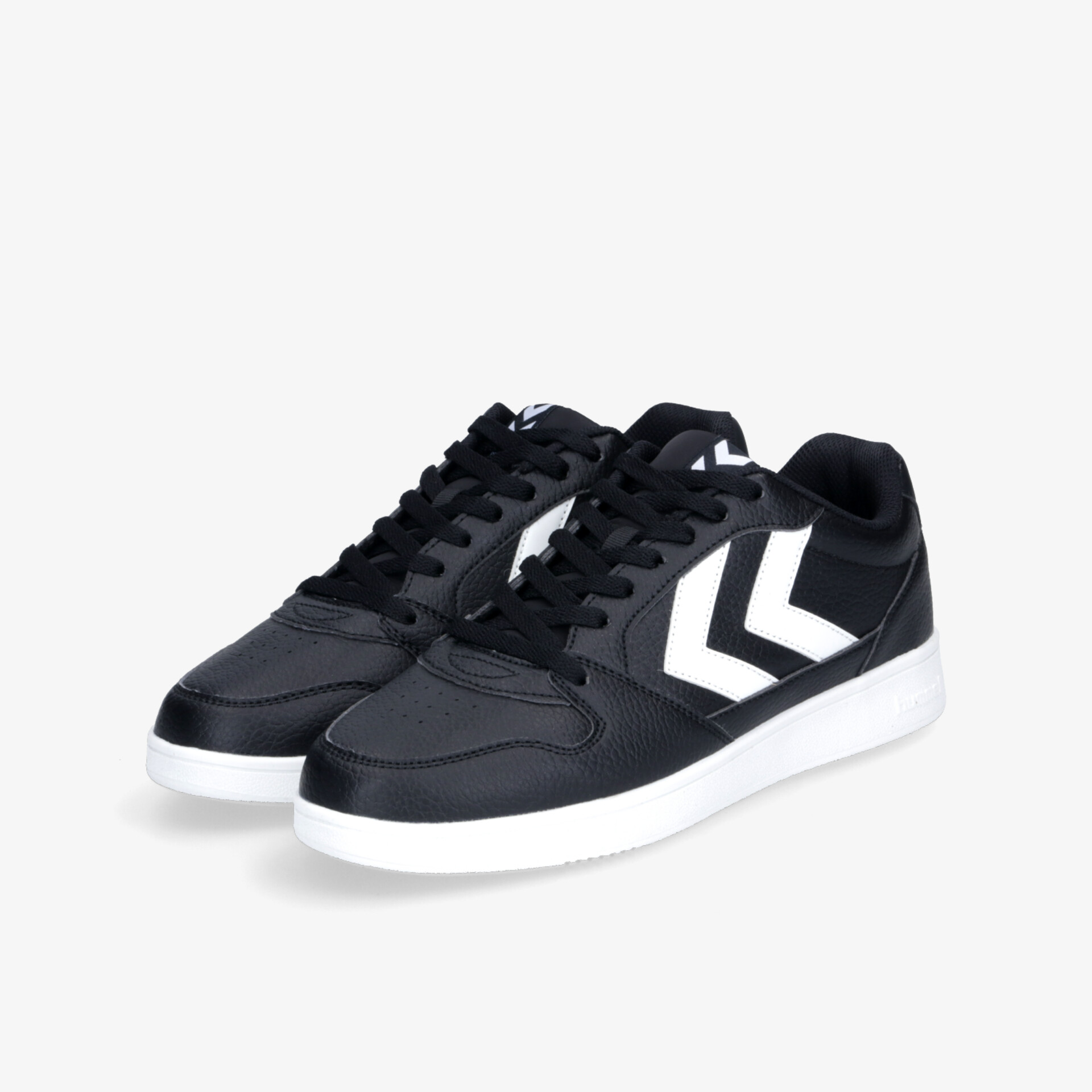 Sportliche schwarze Sneaker mit weißem Sohlenrand und kontrastierenden Markenzeichen für täglichen Komfort