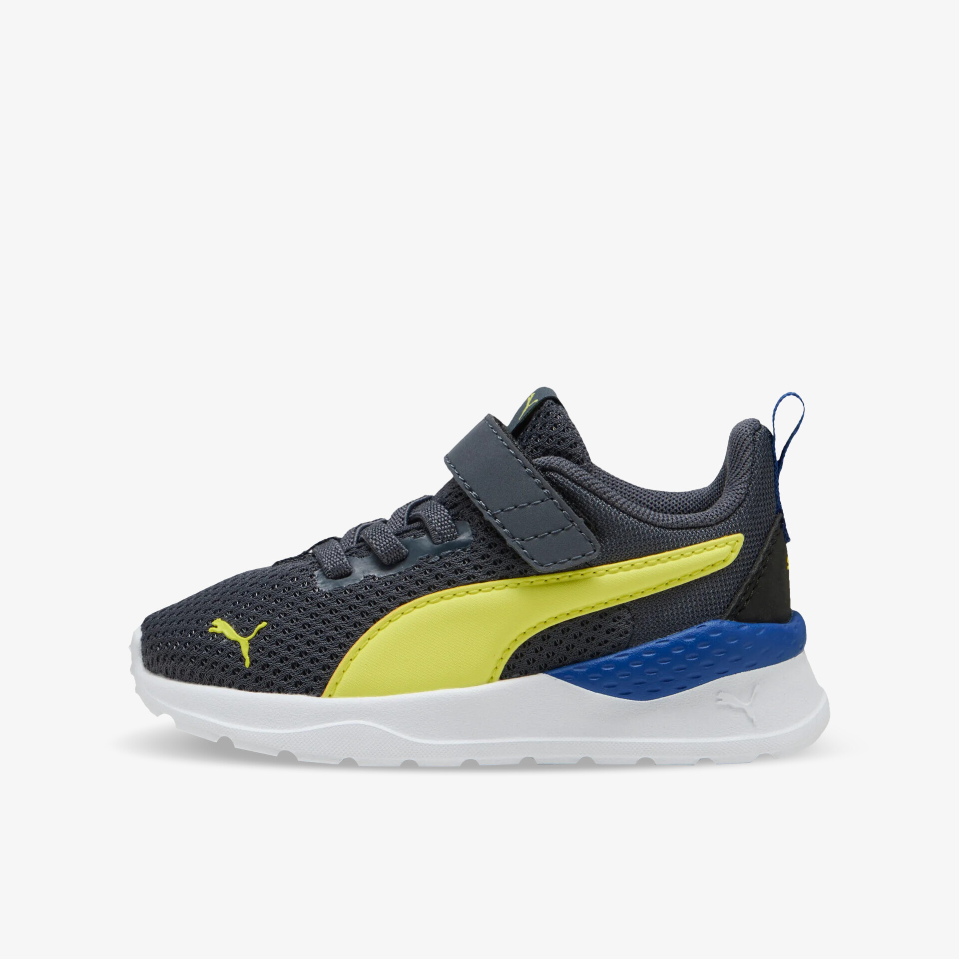 Seitliche Ansicht eines sportlichen Puma Sneakers in Dunkelblau mit gelbem Streifen und weißer Laufsohle