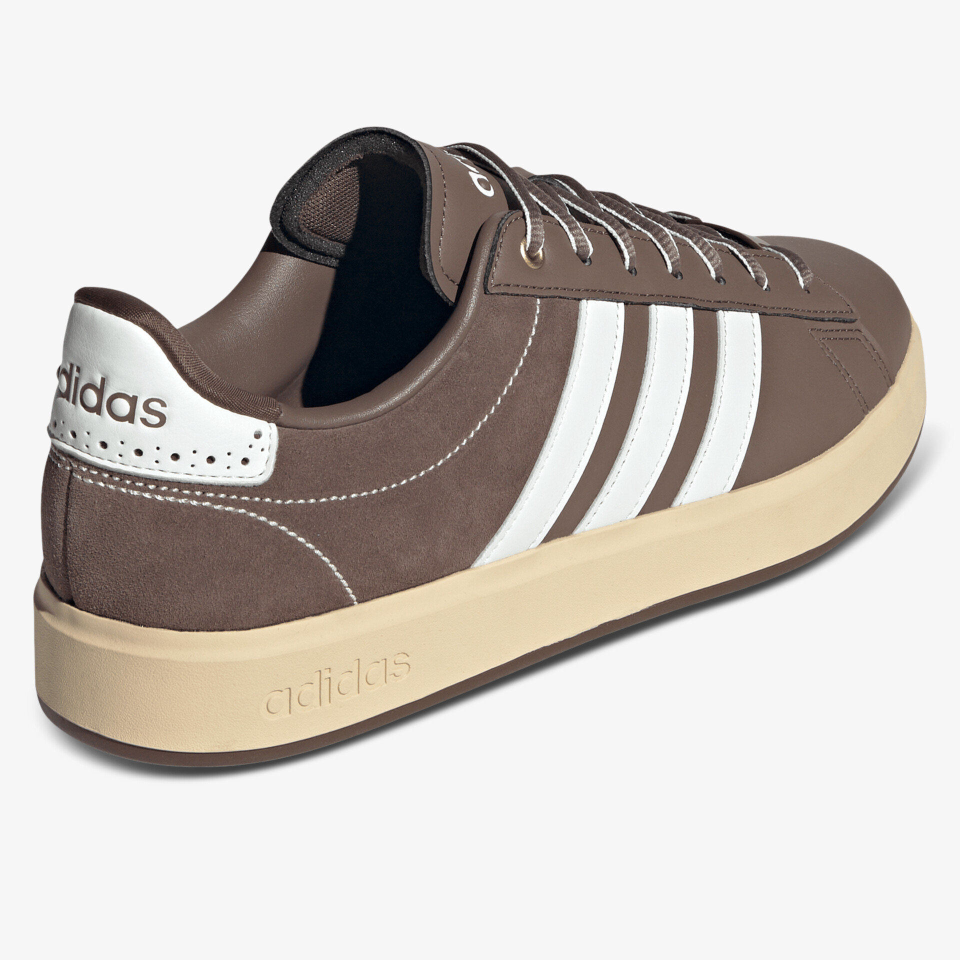 Adidas Sneaker mit braunem Obermaterial und weißen Streifen, bequemer sportschuh seitliche Ansicht