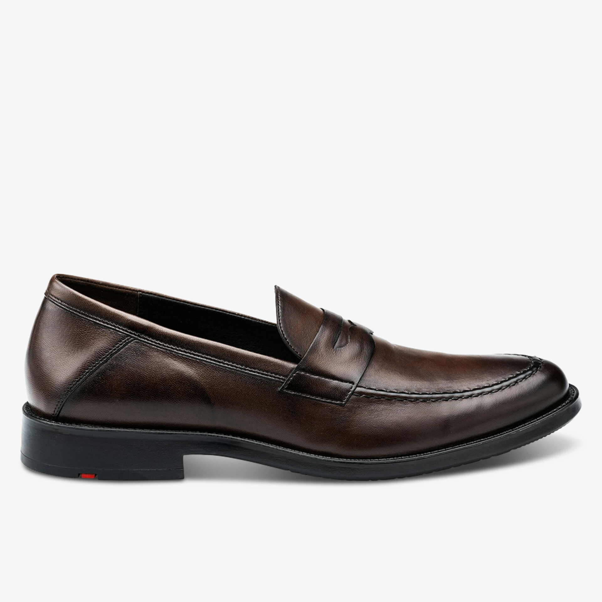 Eleganter brauner Lederloafer mit bequemer Passform und hochwertiger Verarbeitung in klarer Seitenansicht