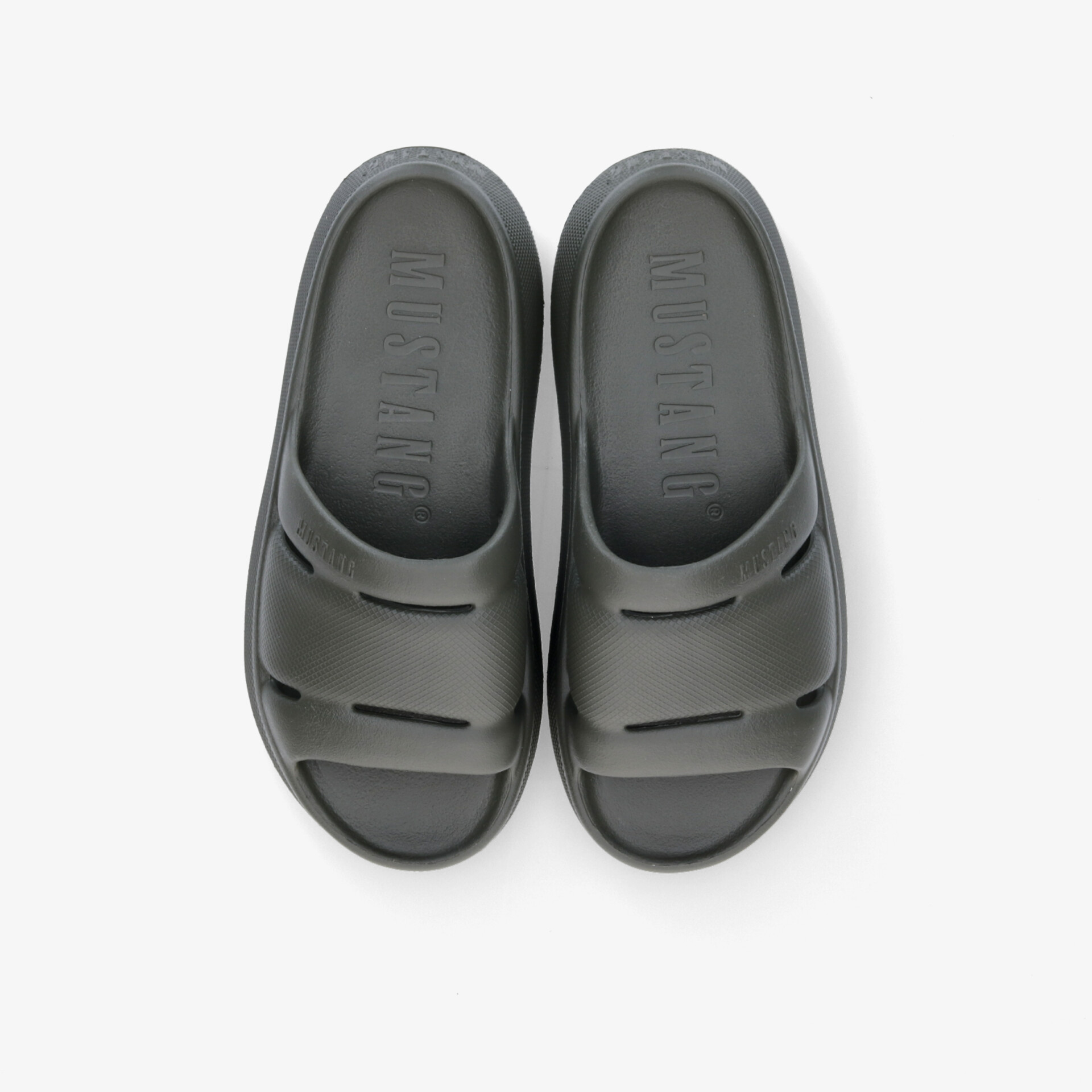 Komfortable und robuste schwarze Sandalen mit rutschfester Sohle und modernem Design, ideal für den Alltag.