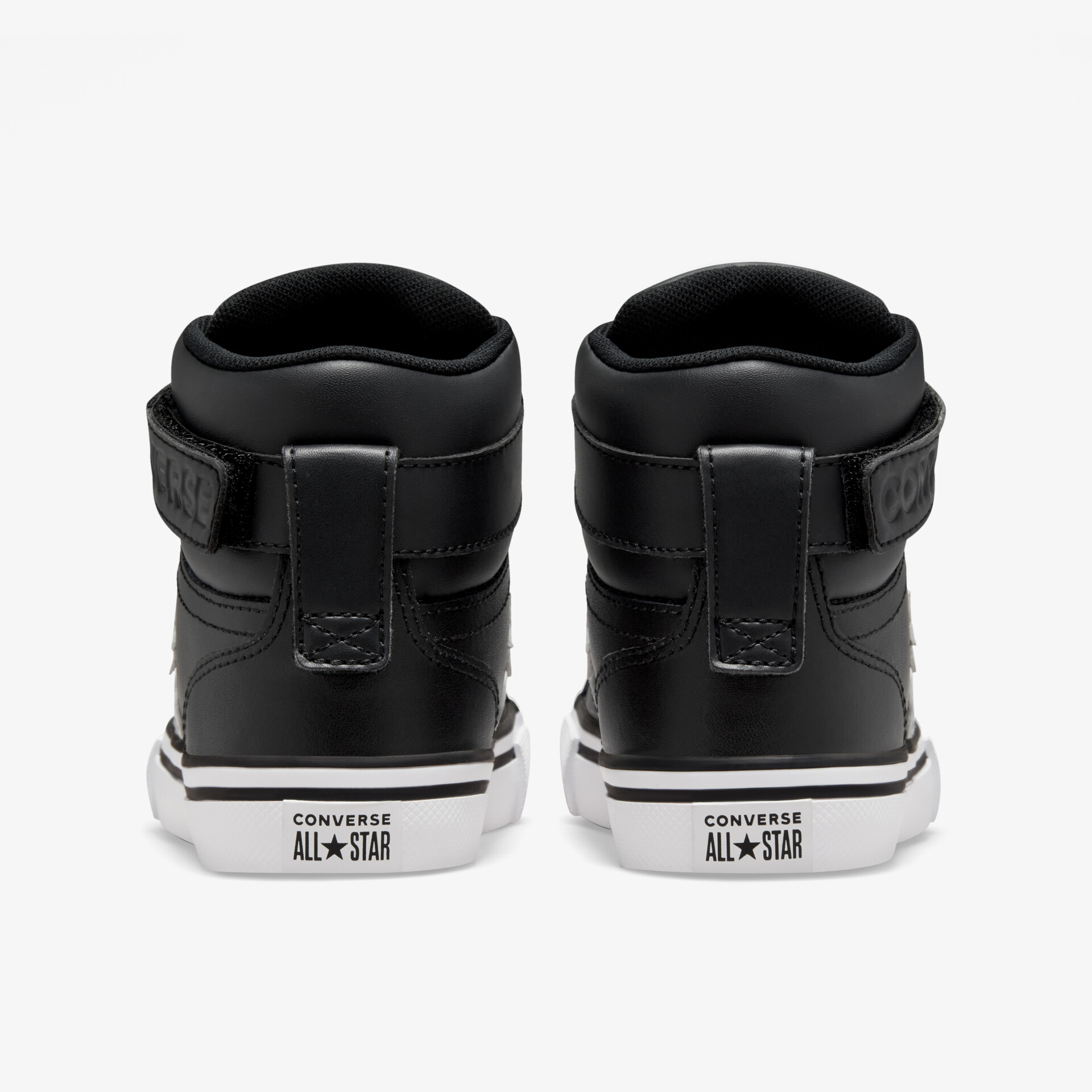 Schwarze Converse All Star Sneaker mit hohem Schaft und stabiler Sohle, klare Rückansicht eines Paar Schuhe