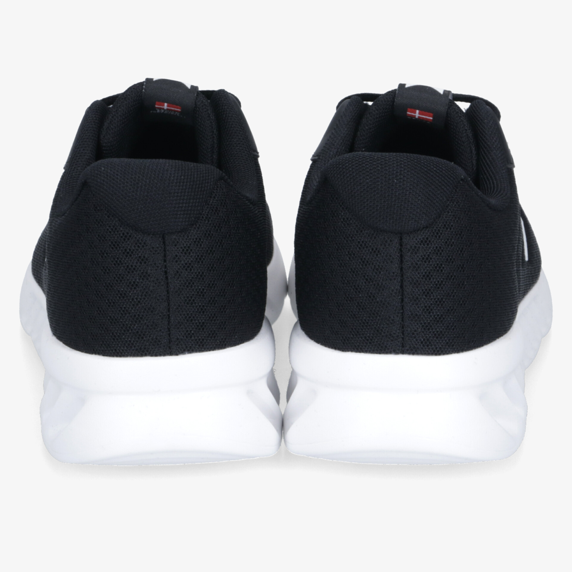 Schwarzer leichter Sportschuh mit weißer flexibler Sohle, rutschfest und bequem, Rückansicht