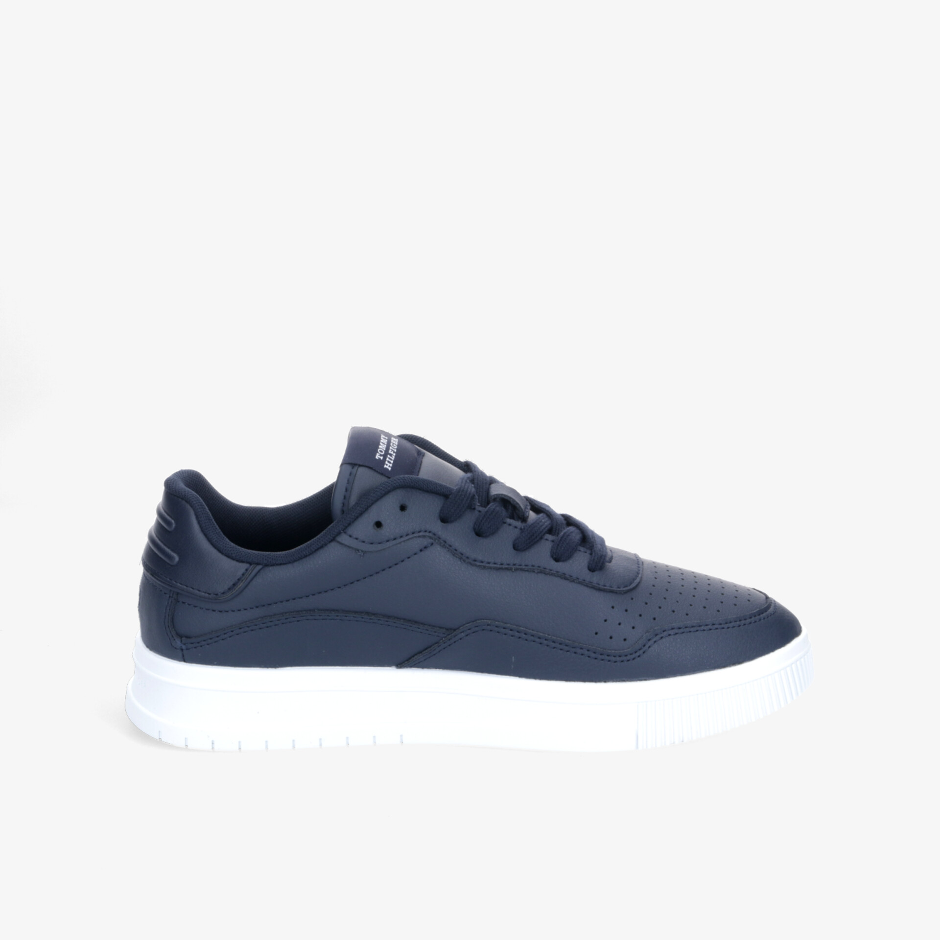 Moderner sportlicher Schuh in seitlicher Ansicht mit komfortablem Design und robuster Sohle