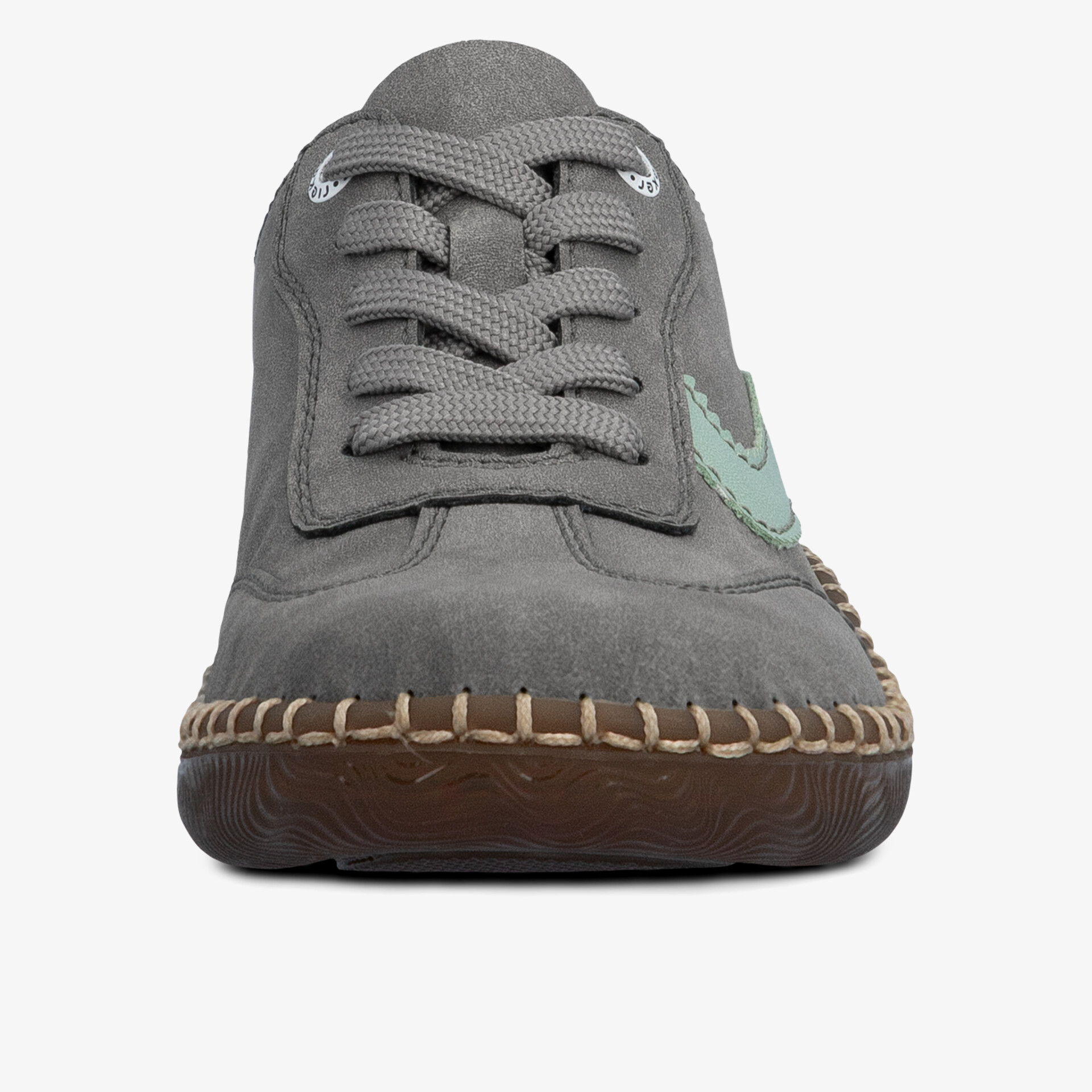 Frontansicht eines lässigen, komfortablen Schuhs mit robuster rutschfester Sohle und modischem Design