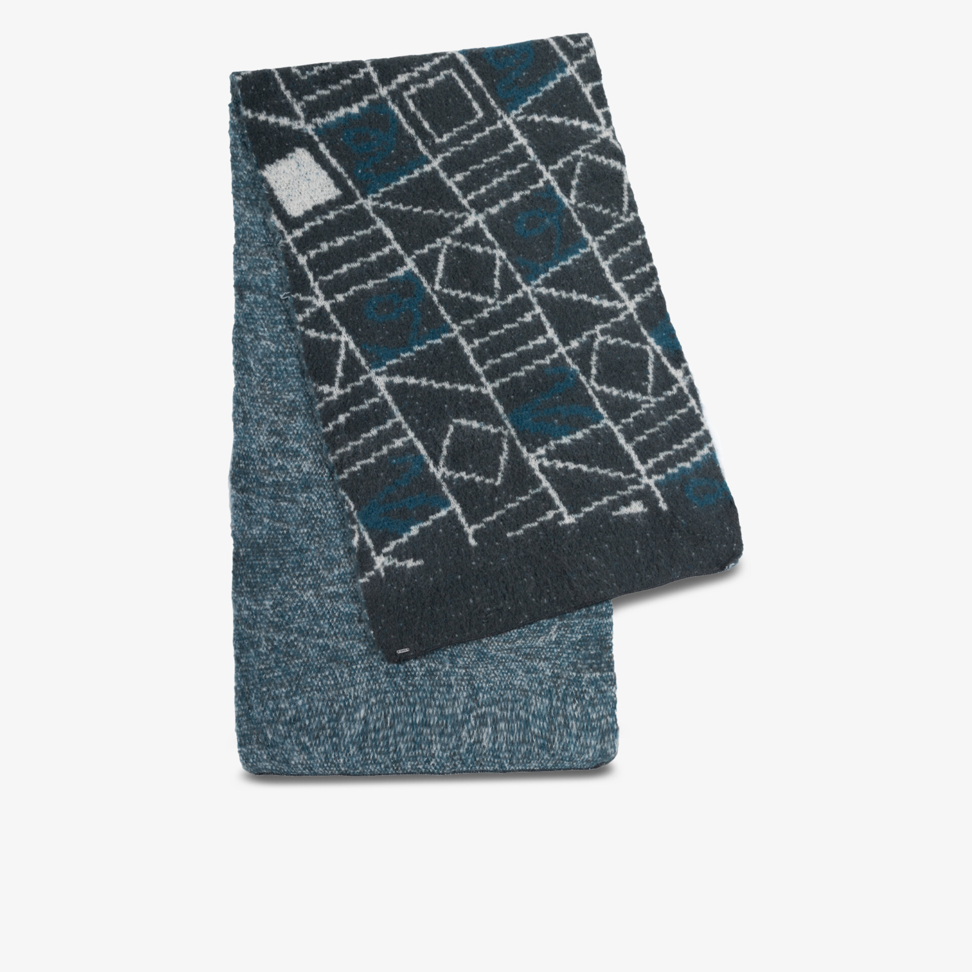 Weicher Schal mit geometrischem Muster in harmonischen Blautönen, ideal für kühlen Komfort und stilvolles Tragen