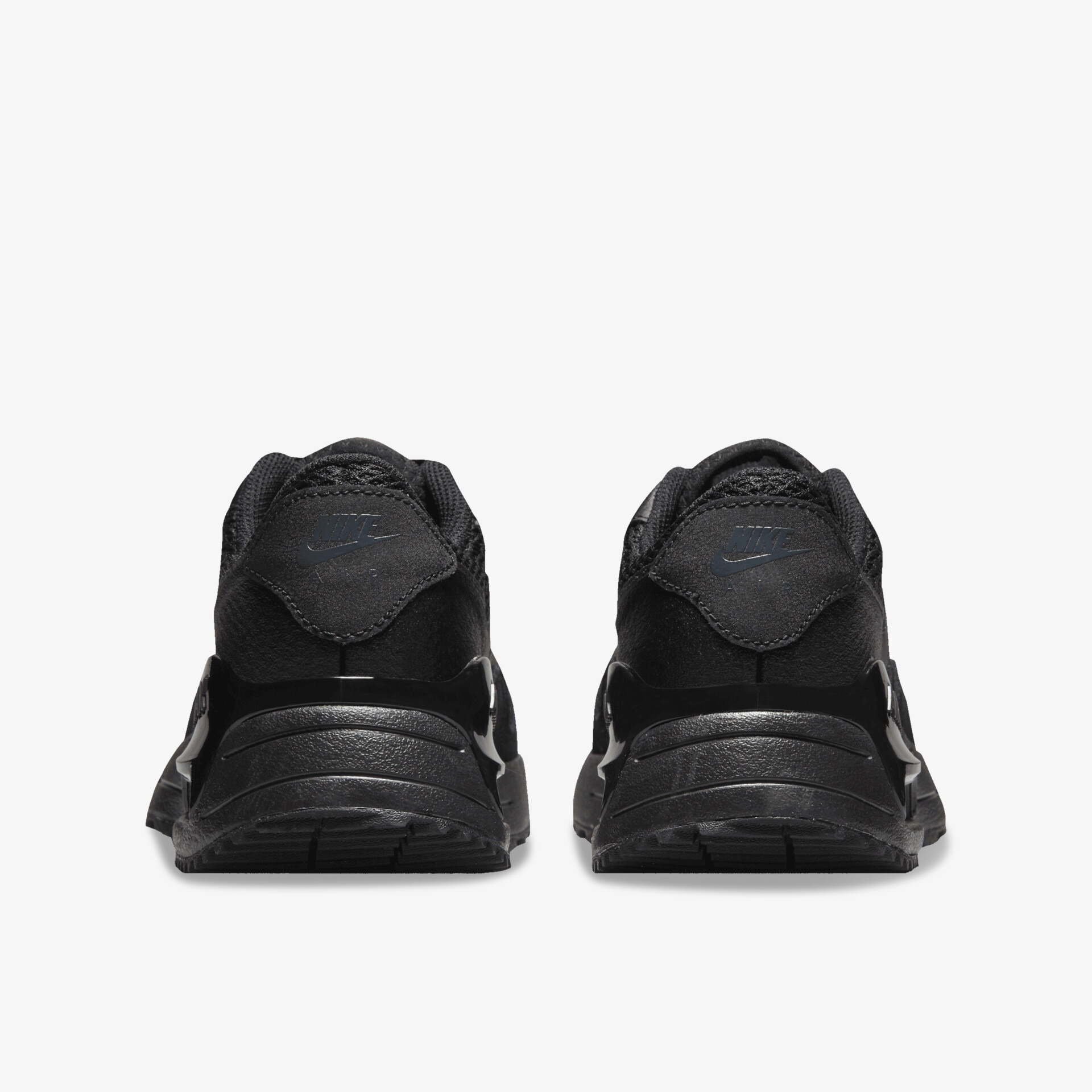 Robuste schwarze Sportschuhe von hinten, gepolstert mit stabiler, rutschfester Sohle für hohen Komfort