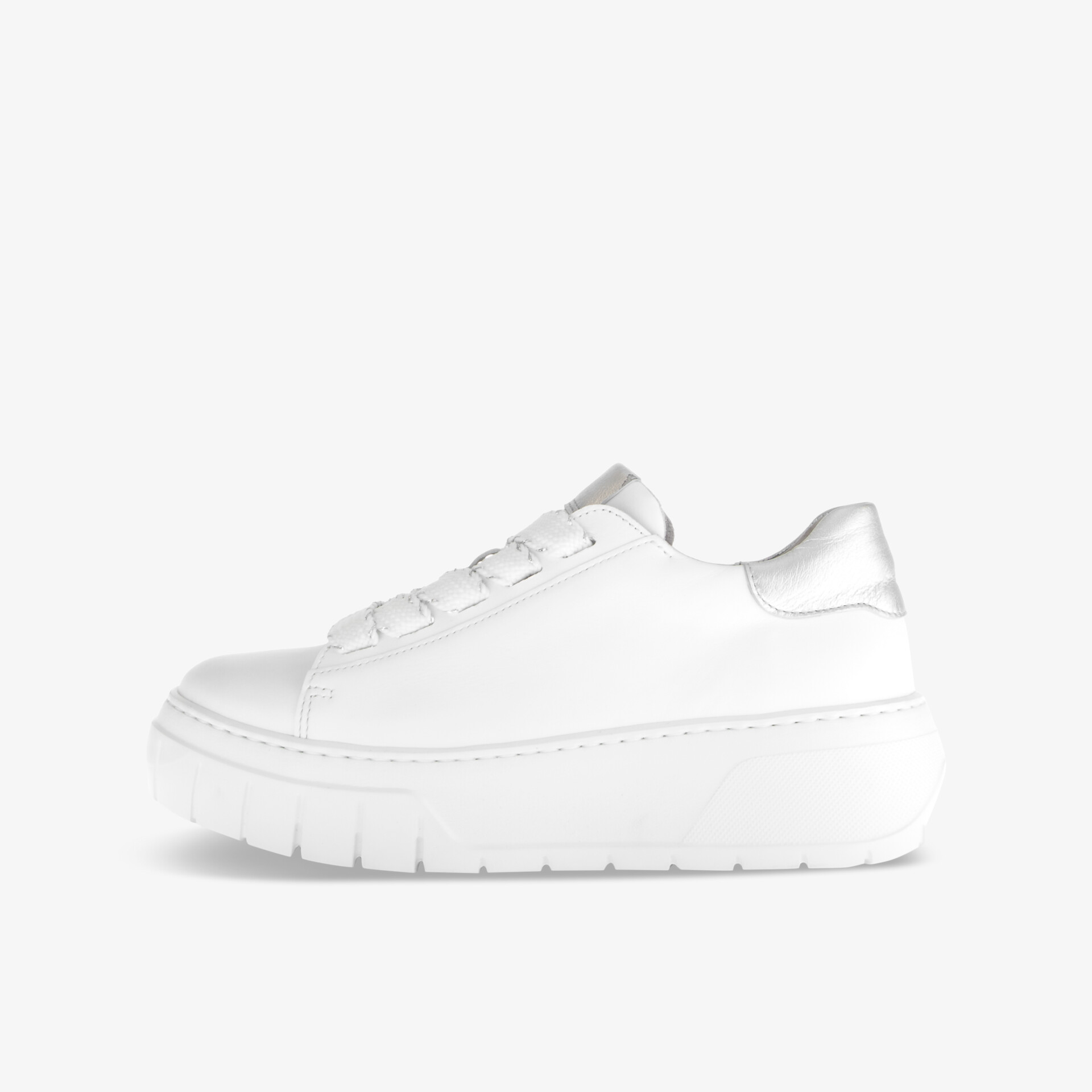 Moderner weißer Sneaker mit dicker Plateau-Sohle, seitliche Ansicht, bequem und sportlich designt für optimalen Tragekomfort