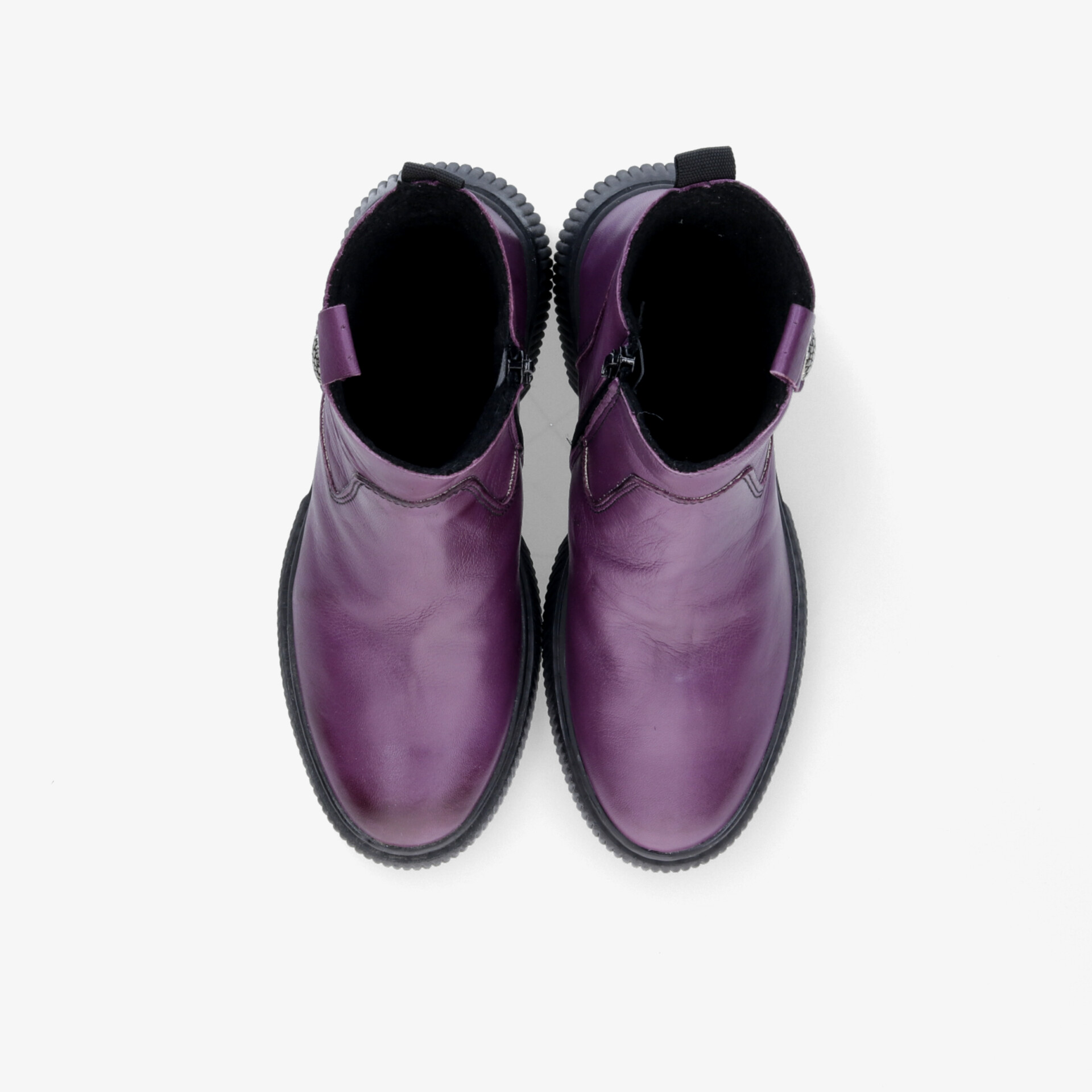 Violette Ankle Boots aus glattem Leder mit runder Zehenkappe und praktischem Einstieg von oben gesehen.