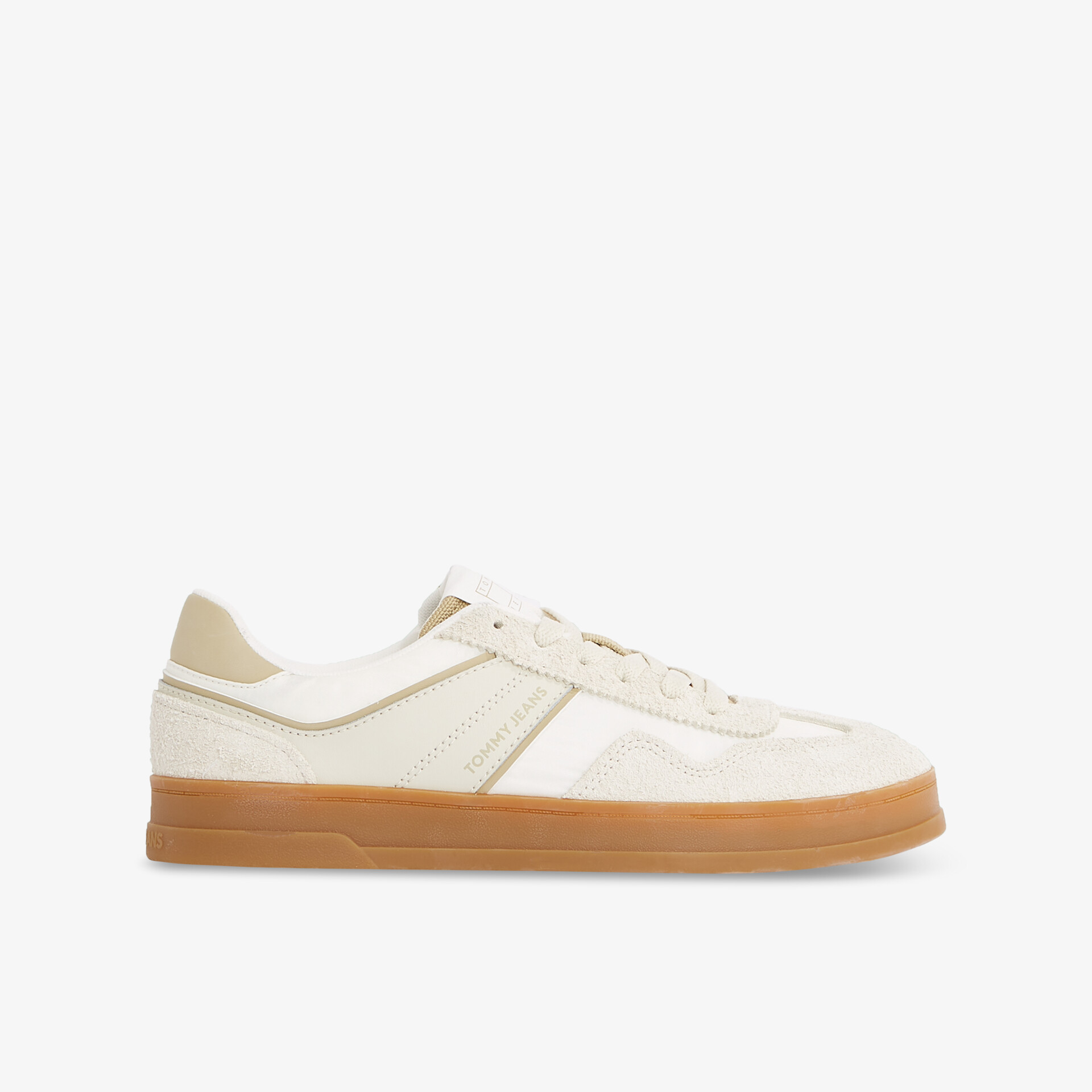 Leichter Sneaker in weiß mit brauner Gummisohle, komfortabel und modisch, ideale Passform für Alltag und Freizeit
