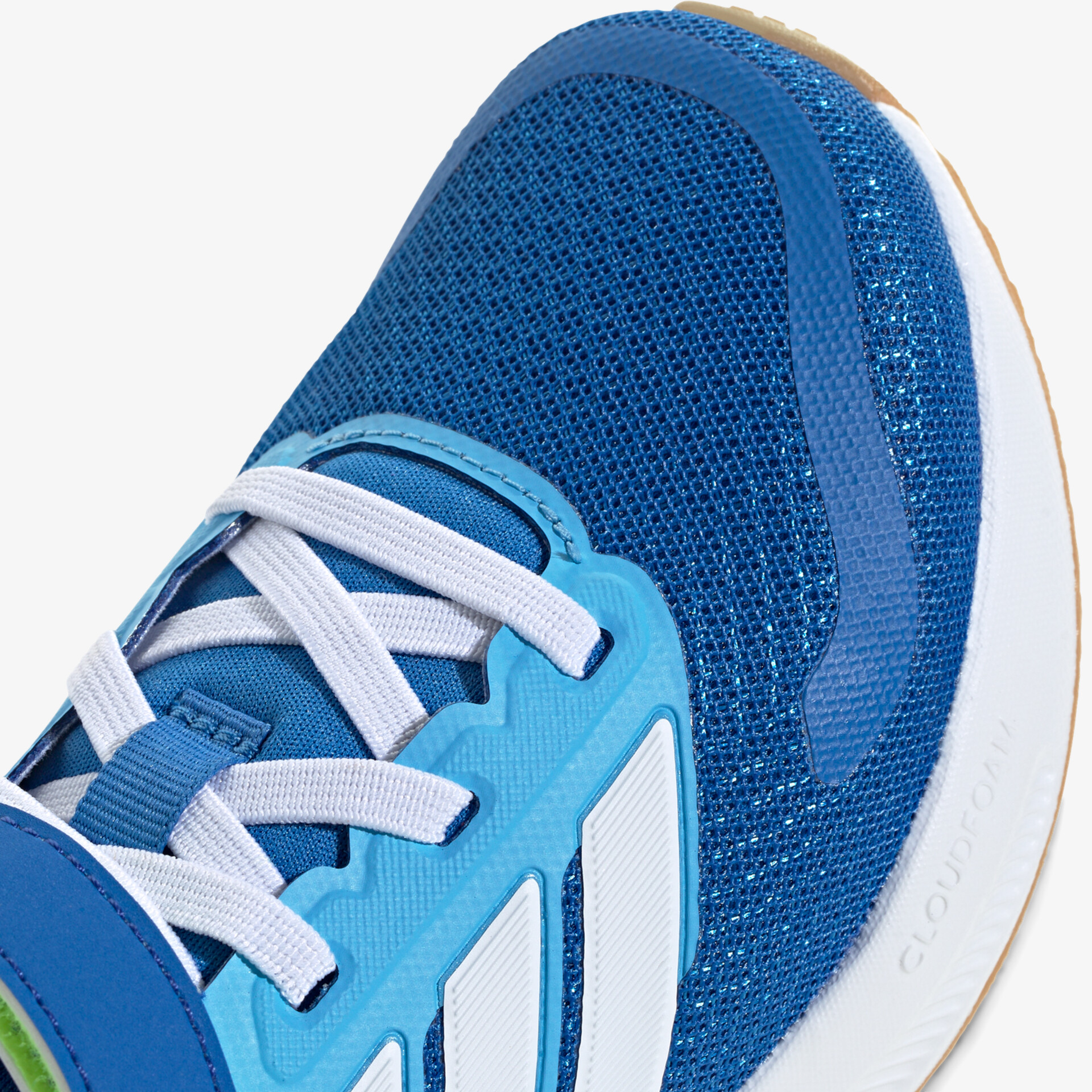 Blauer Sneaker mit atmungsaktivem Material und weißen Schnürsenkeln, sportlich und komfortabel