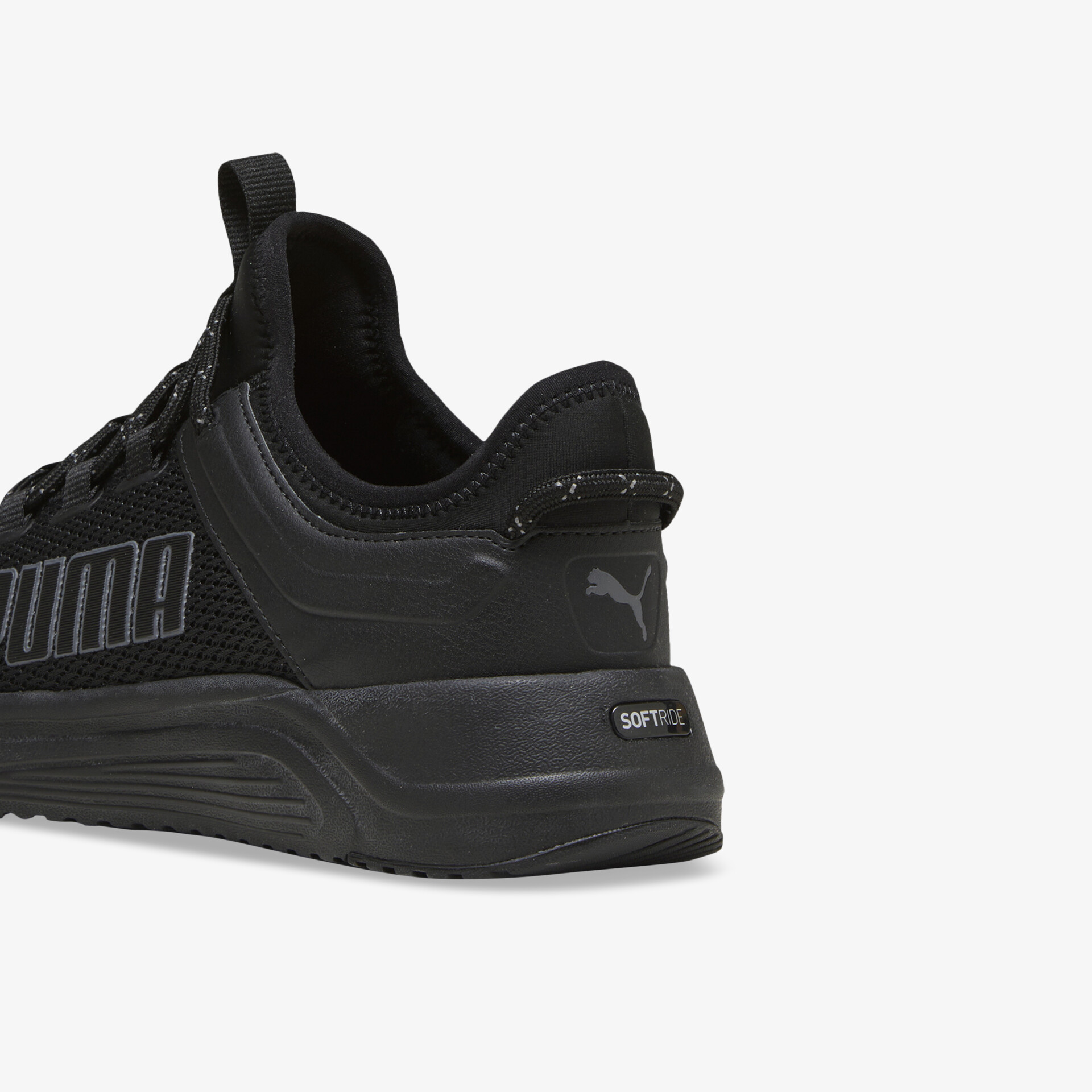 Schwarzer Puma Sportschuh in schräger Rückansicht, zeigt robustes Material und gepolsterten Kragen für hohen Tragekomfort
