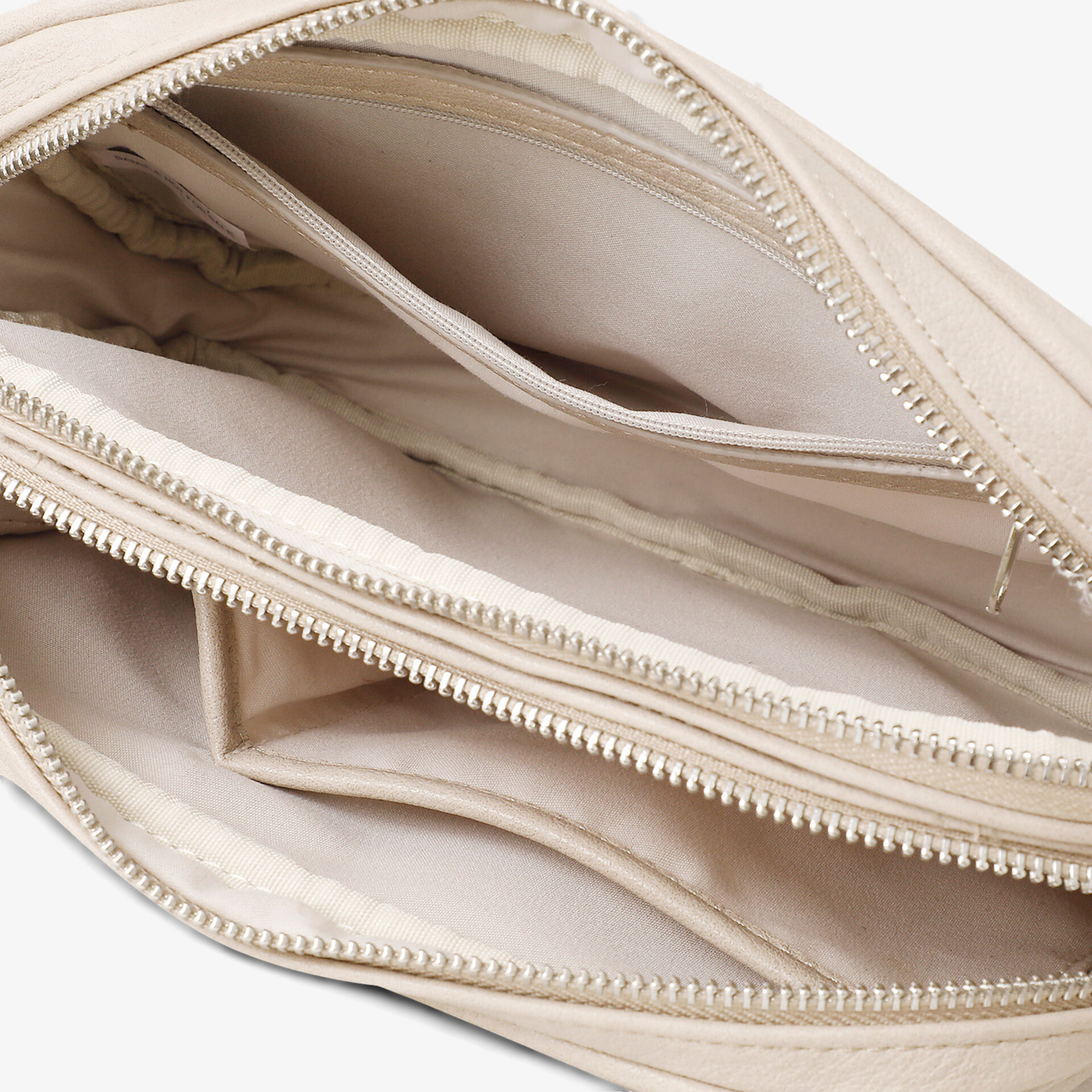 Innenansicht mit mehreren Reißverschlussfächern, ideal zur übersichtlichen Aufbewahrung und Organisation