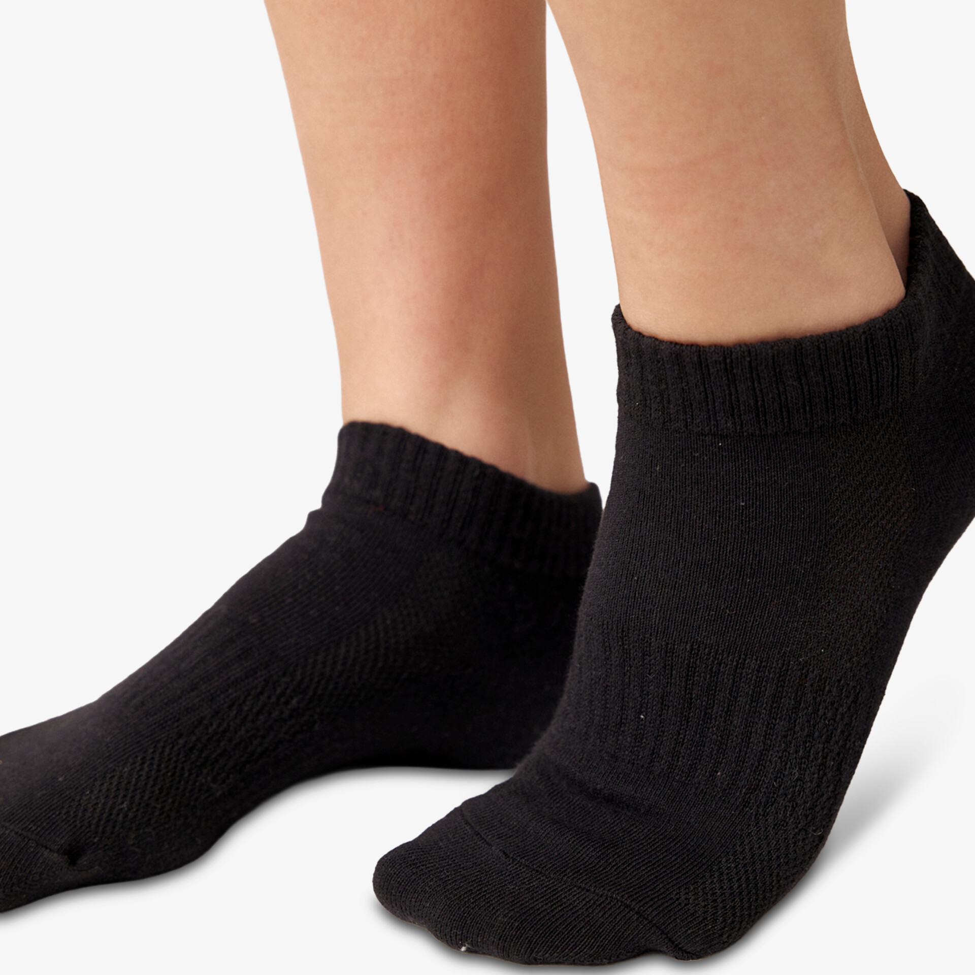 Schwarze, kurz geschnittene Baumwollsocken mit elastischem Bund für bequemen Halt und angenehmes Tragegefühl