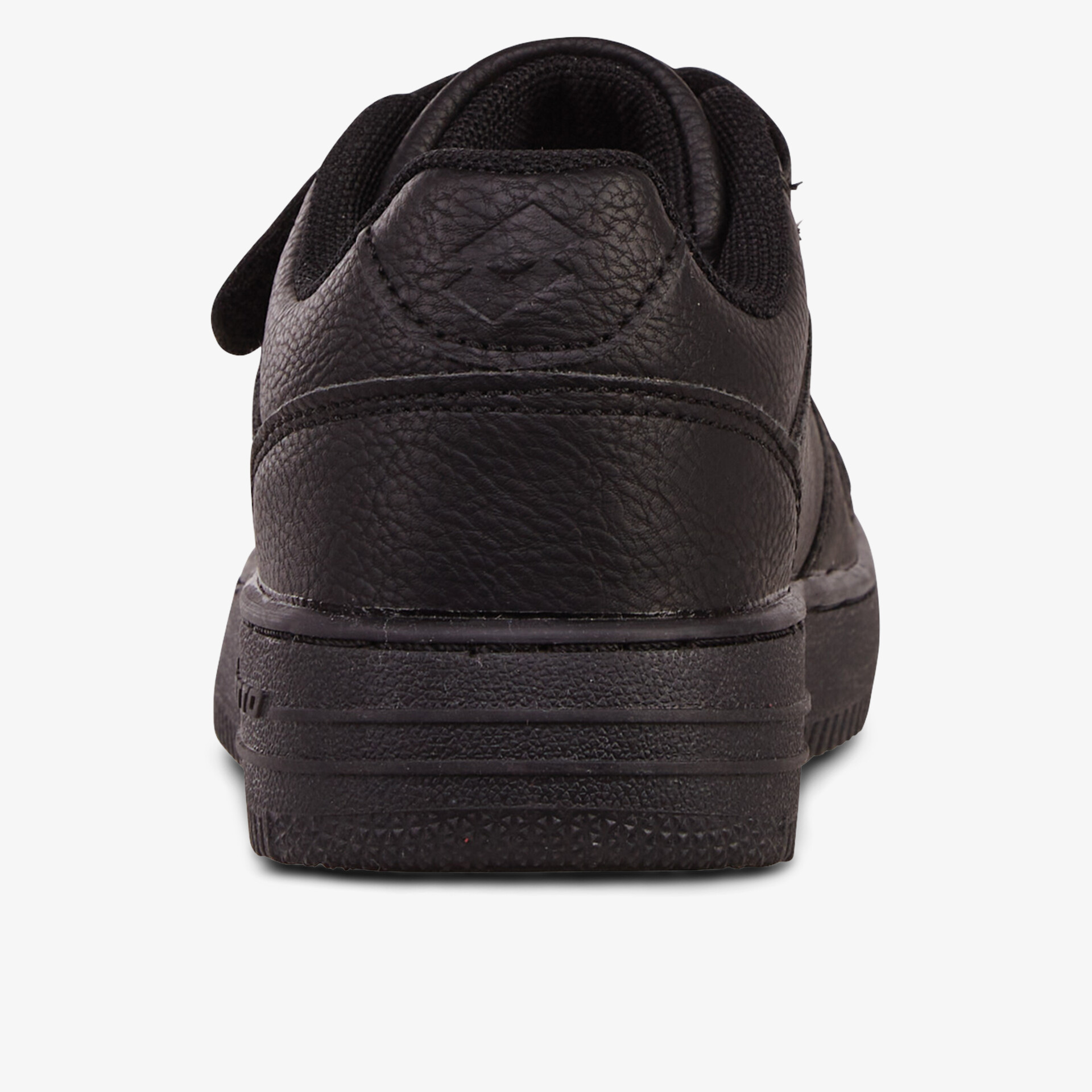 Schwarzer Sneaker in Lederoptik mit gepolstertem Einstieg und rutschfester Sohle, Rückansicht klar sichtbar