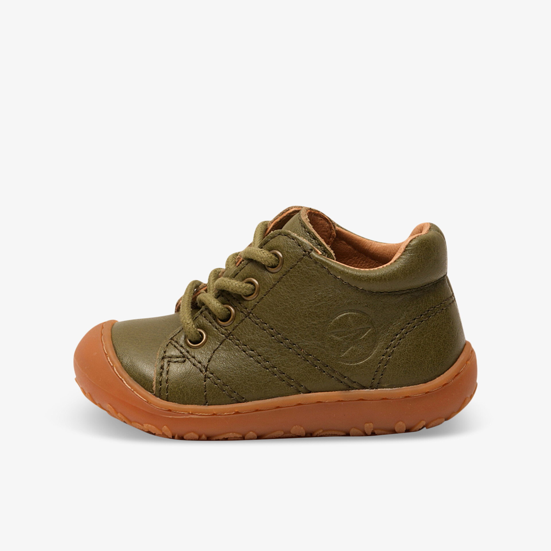 Kinderschuh in Olivgrün mit brauner rutschfester Sohle, flexiblem Material und bequemer Passform vorne