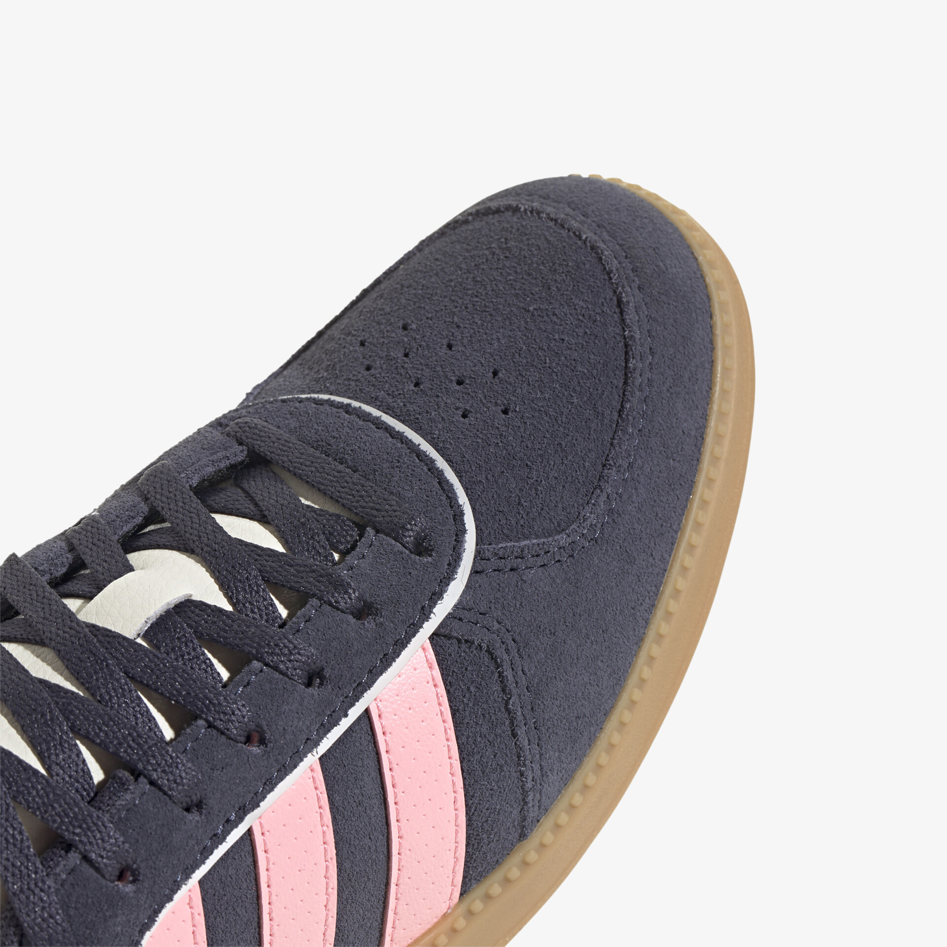 Detailaufnahme von schwarzem Sneaker mit präziser Schnürung und hochwertigem, weichem Material