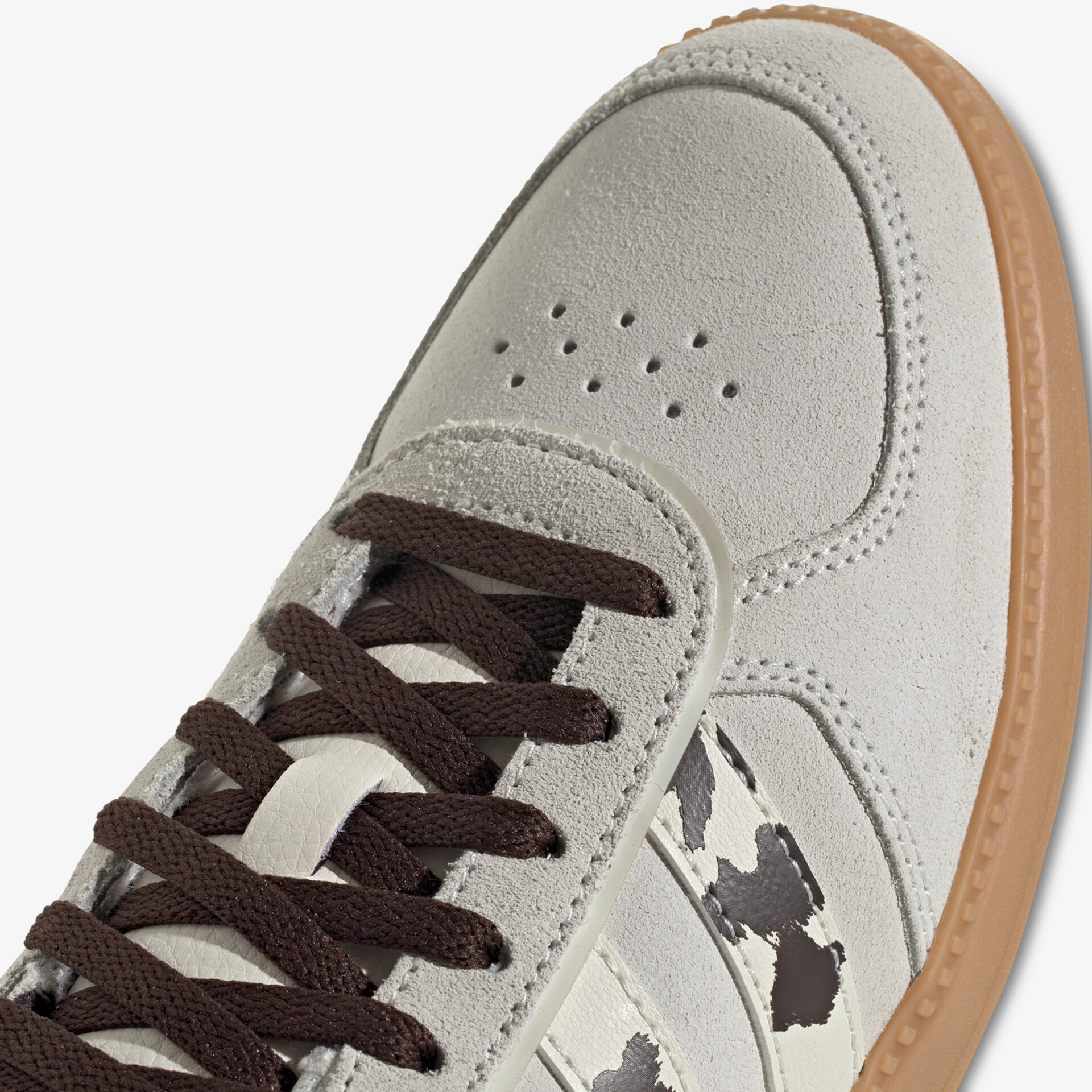 Moderner Sportschuh aus hochwertigem Leder mit robuster Gummisohle und komfortabler Passform, Detailansicht der Schnürung