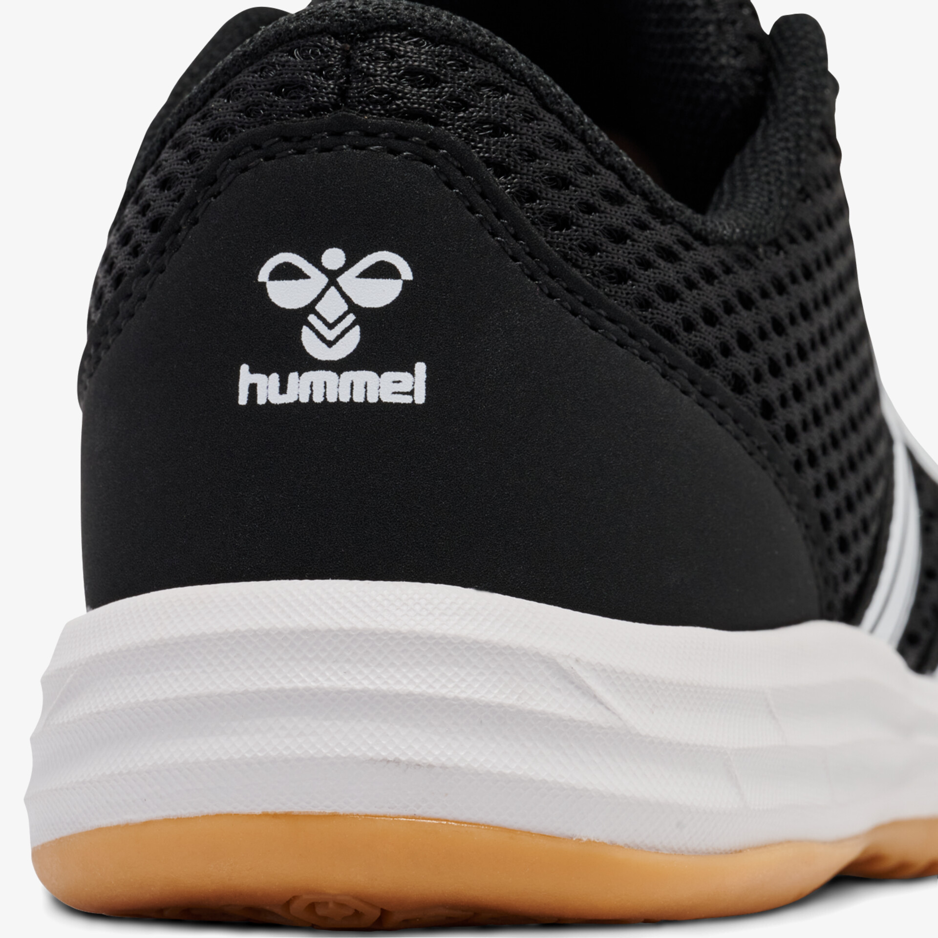 Schuhprofil mit atmungsaktivem Mesh und gepolstertem Fersenbereich, weiße Zwischensohle und braune Gummisohle