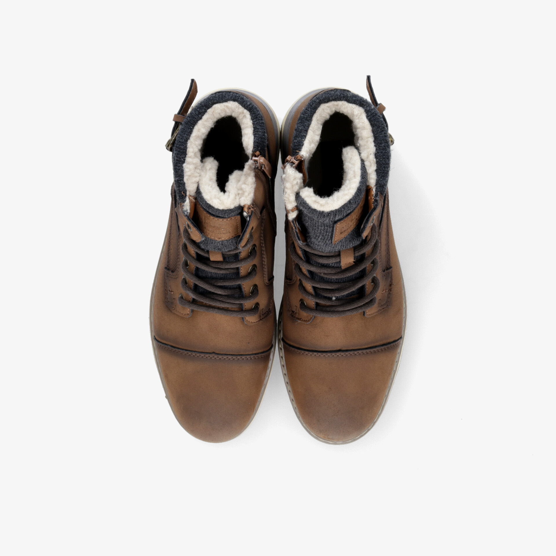 Robuste braune Winterstiefel mit warmem Fellbesatz und Schnürung, komfortabel und ideal für kalte Tage