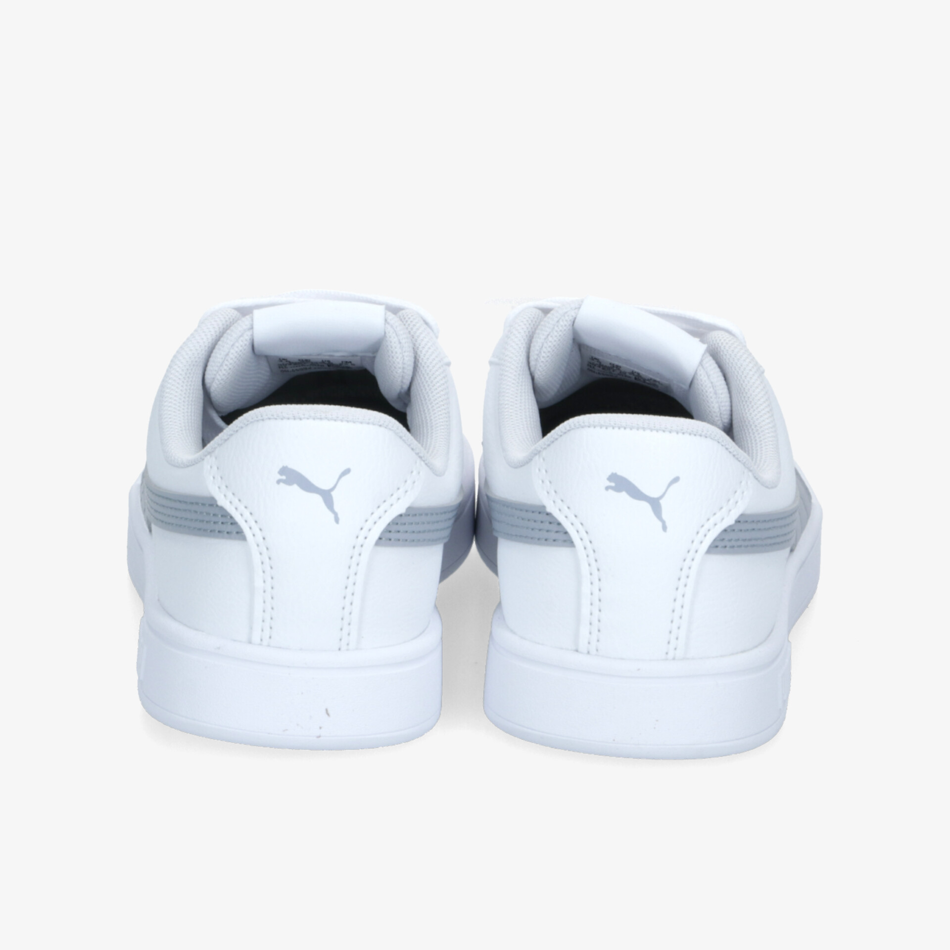 Weiße Sneaker Rückansicht mit sportlichem Design und bequemer Polsterung für optimalen Tragekomfort