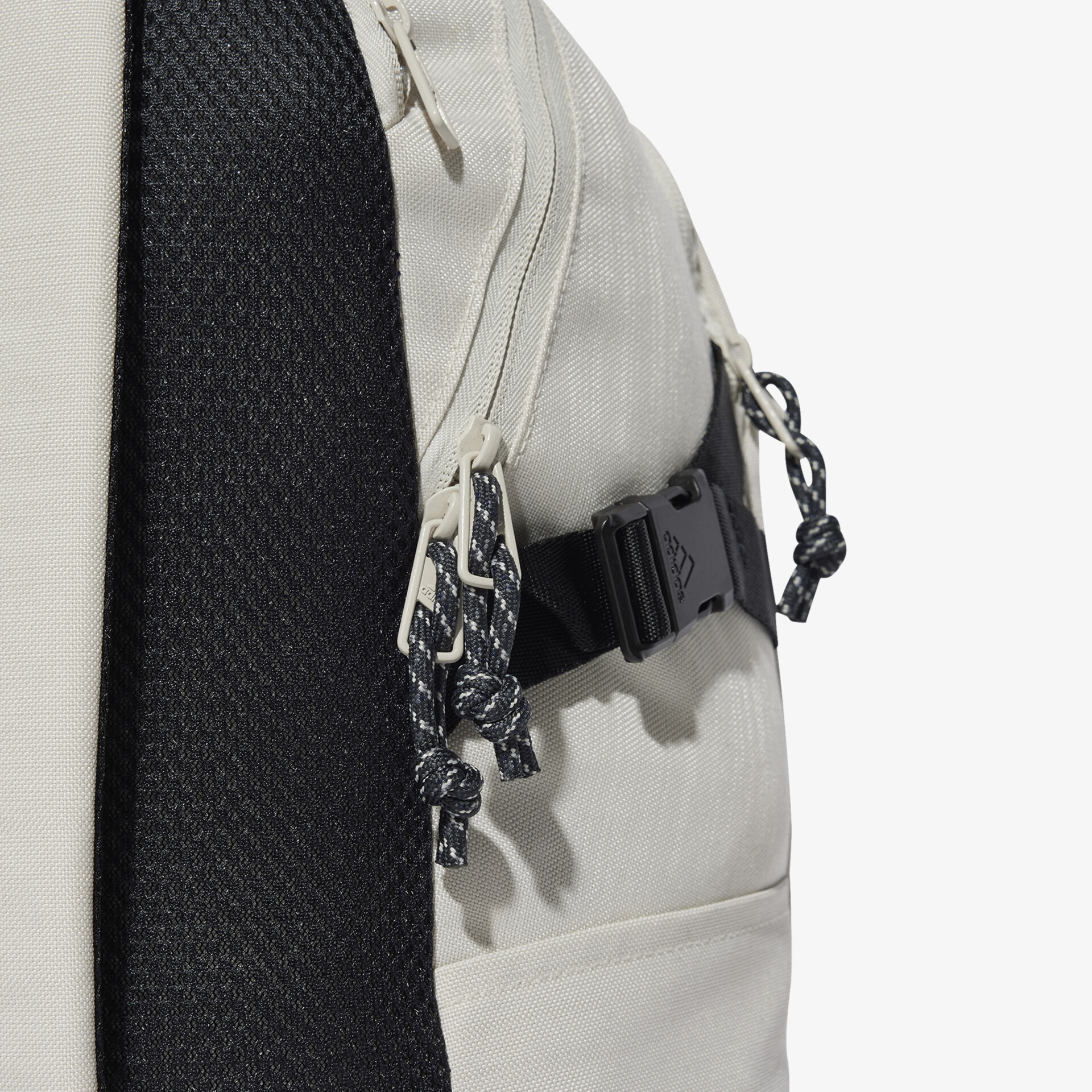 Detailaufnahme eines hellen Rucksacks mit robustem Reißverschluss und stabiler Naht für hohe Funktionalität