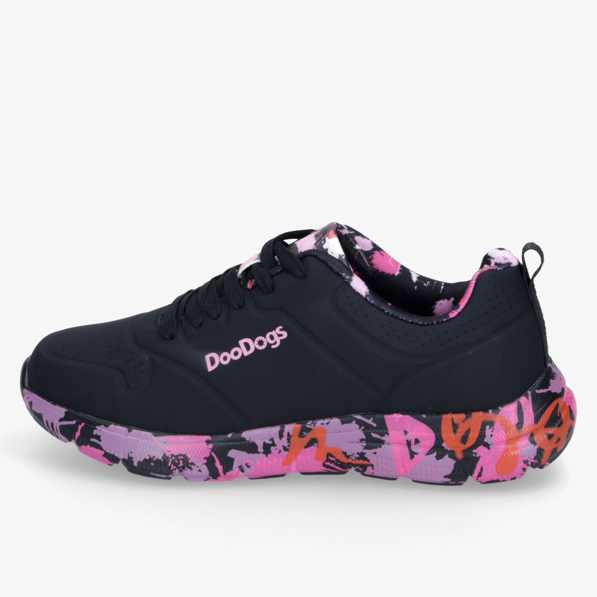 Seitenansicht schwarzer Sneaker mit buntem, robustem Sohlenmuster und gepolstertem Einstieg für hohen Tragekomfort