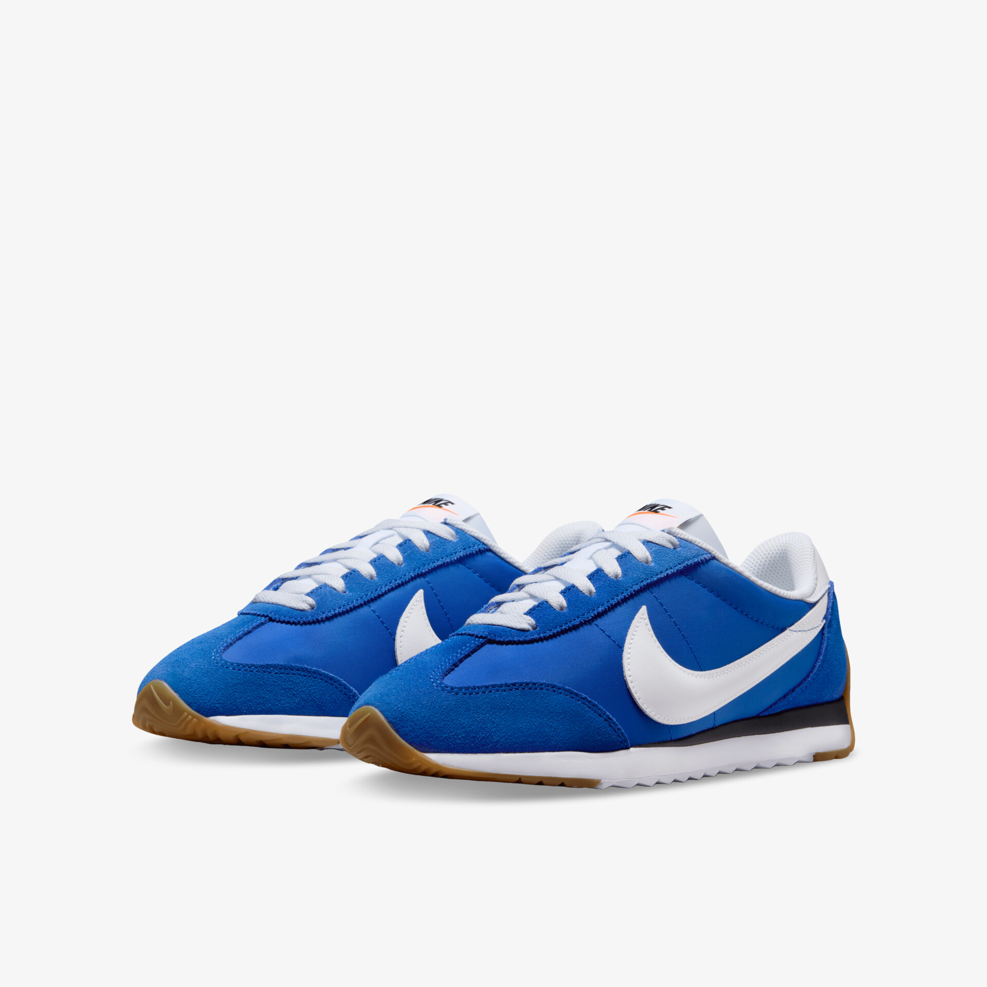 Leichtes Paar blaue Nike Sneaker mit weißem Logo und flexibler Sohle für hohen Tragekomfort