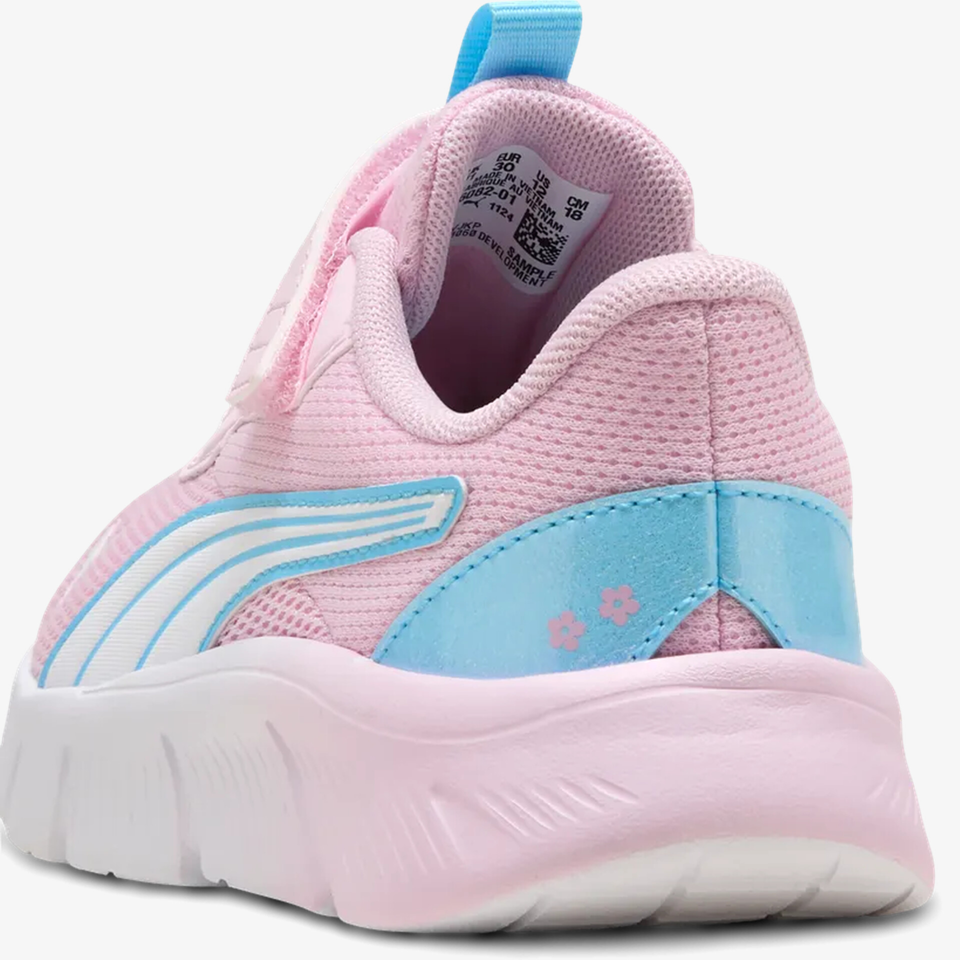 Leichter Sportschuh mit atmungsaktivem Mesh, komfortabler Passform und rutschfester Sohle in modernem Design