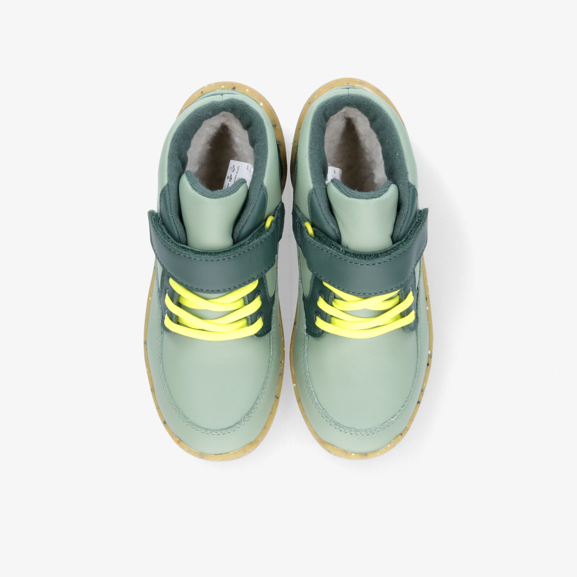 Modischer Sneaker in Grün mit auffälligen gelben Schnürsenkeln und praktischem Klettverschluss. Bequem und stilvoll.