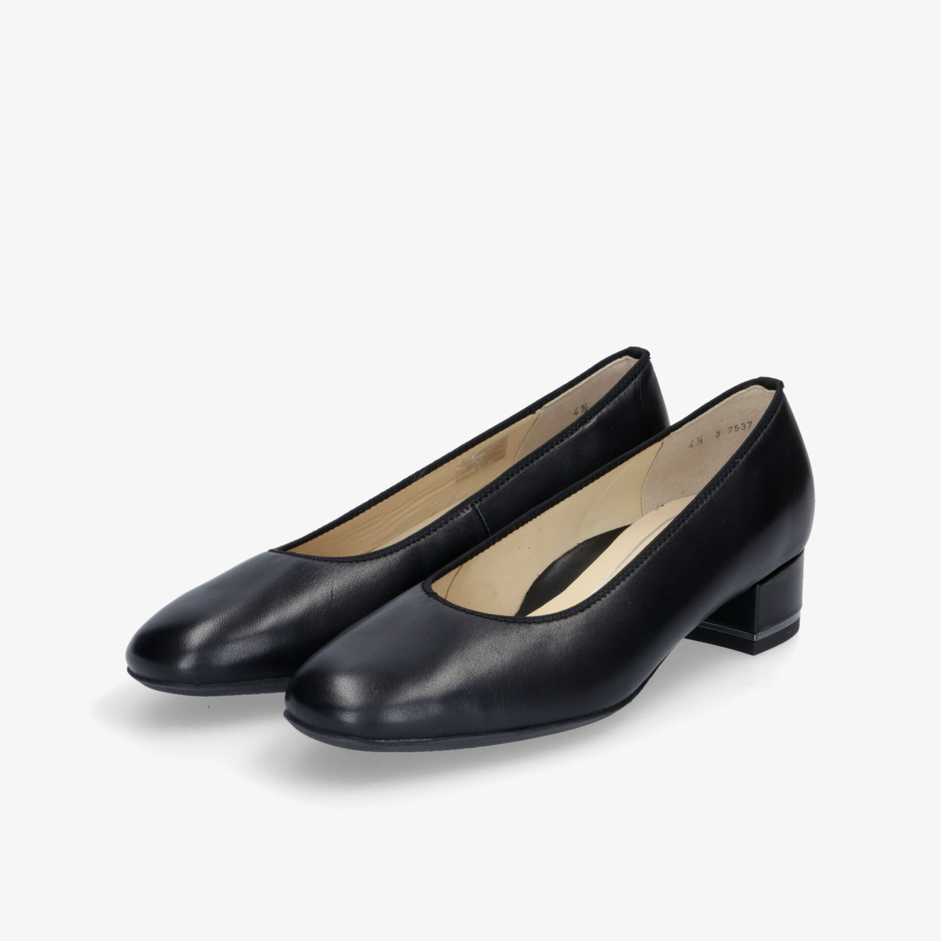 Elegante schwarze Pumps mit komfortablem Blockabsatz, ideal für jeden Anlass und vielseitig kombinierbar.