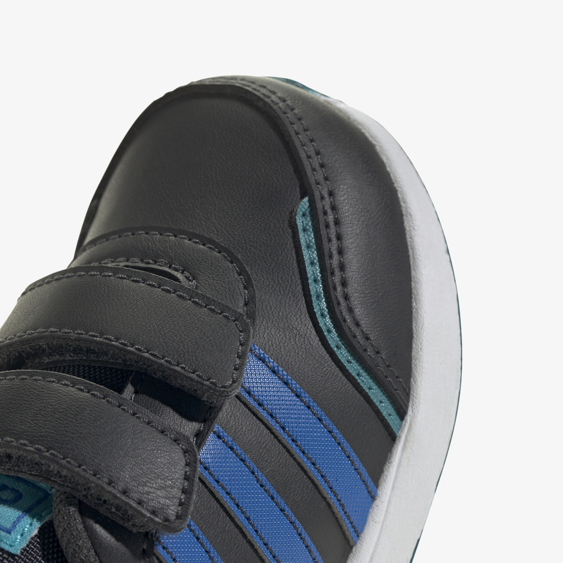 Detailaufnahme eines hochwertigen Schuhs mit komfortablem Klettverschluss und moderner Farbkombination Blau-Schwarz