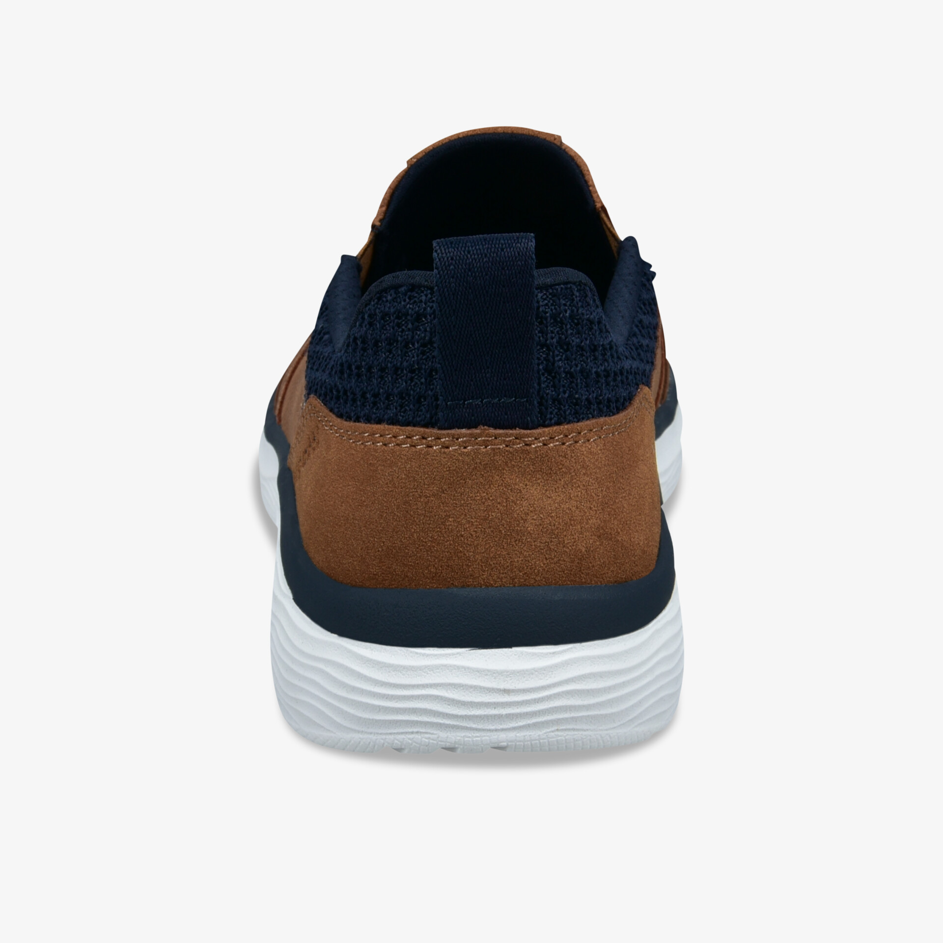 Rückansicht eines braunen sportlichen Schuhs mit elastischem Stoff und komfortabler weißer Sohle