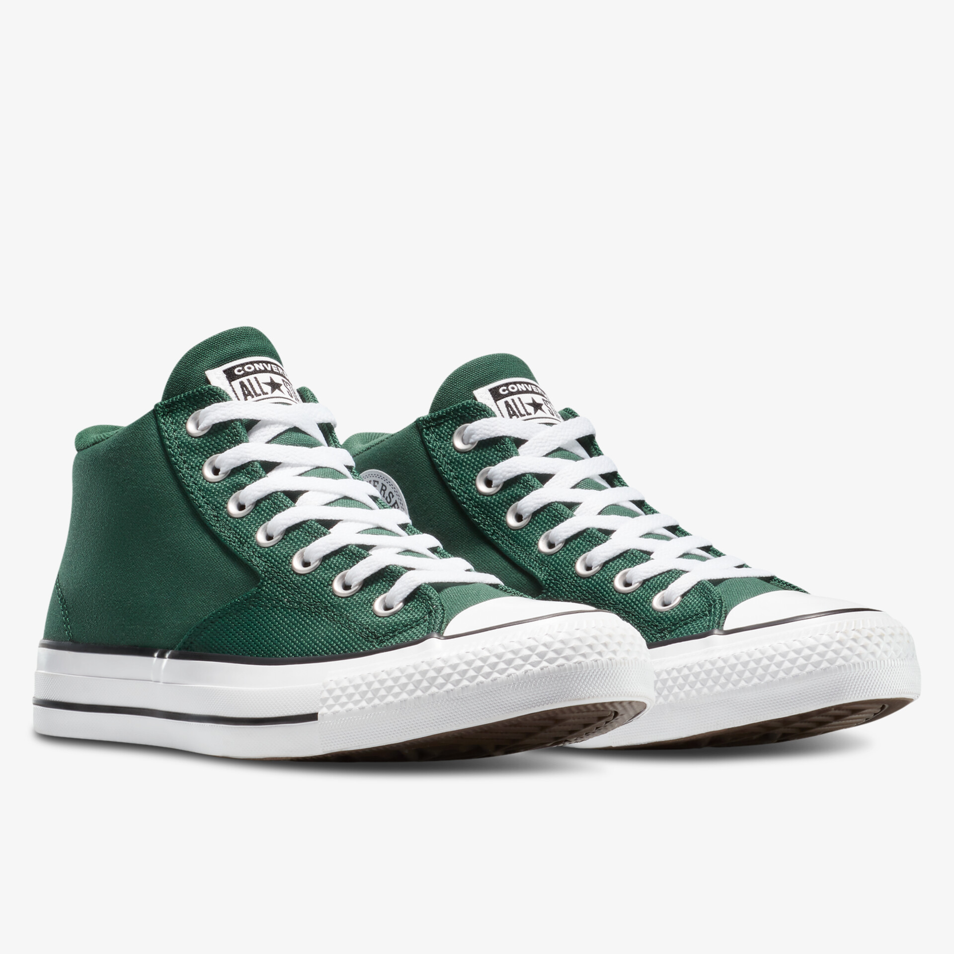 Grüne hohe Sneaker aus Textil mit weißer Sohle und Schnürsenkeln, sportlich und bequem